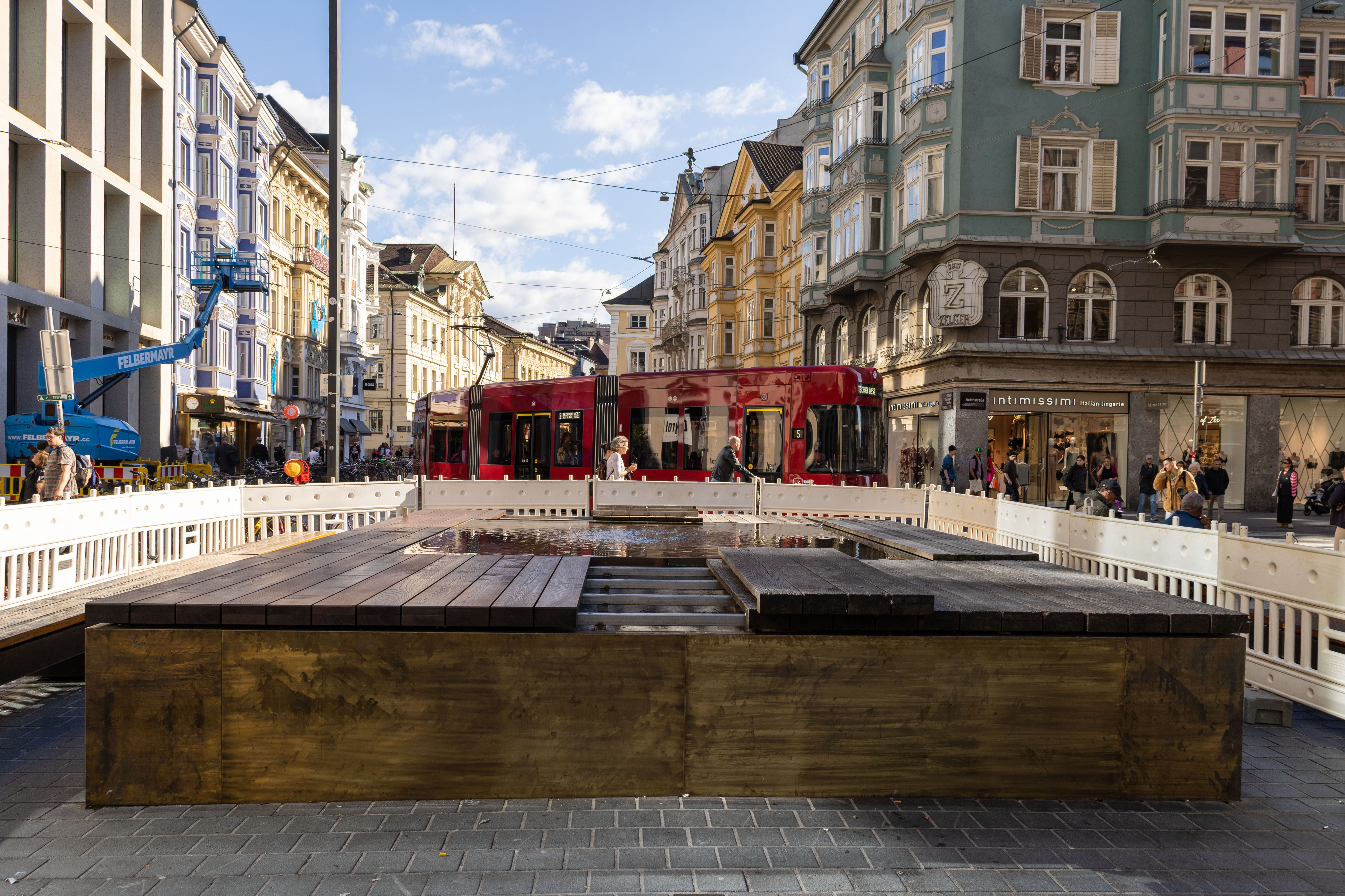 Stück für Stück werden die Sitzmöglichkeiten erneuert.