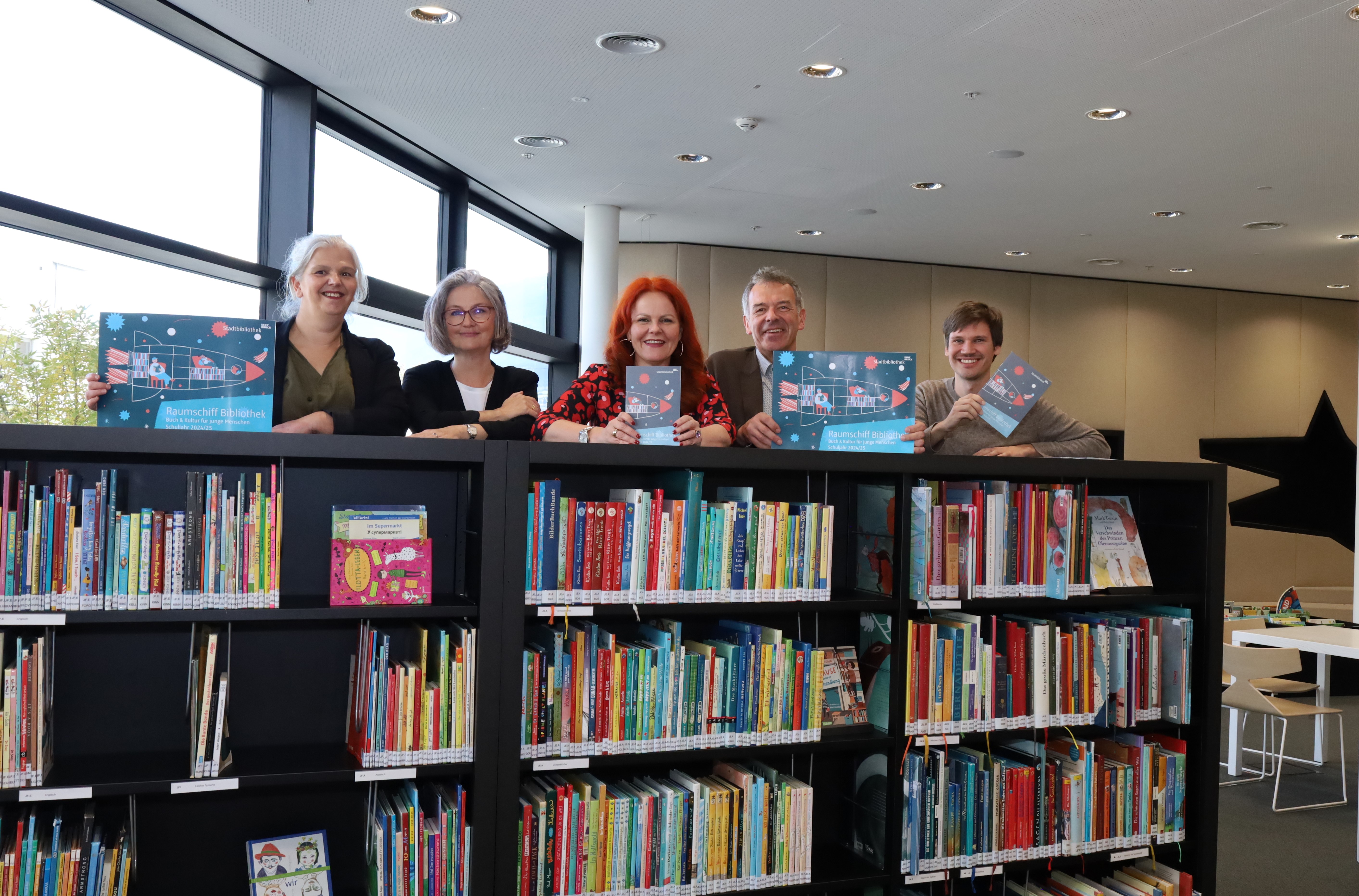 Sind begeistert vom "Raumschiff Bibliothek": LRin Cornelia Hagele (Mitte) und Vizebürgermeister Georg Willi (2. v.r.) mit Bibliotheksleiterin Christina Krenmayr, Projektleiterin Veronika Knapp und Viktor Steiner (Stadtbibliothek, v.l.). Anmeldungen für das aktuelle Schuljahr sind von 14. bis 17. Oktober möglich.