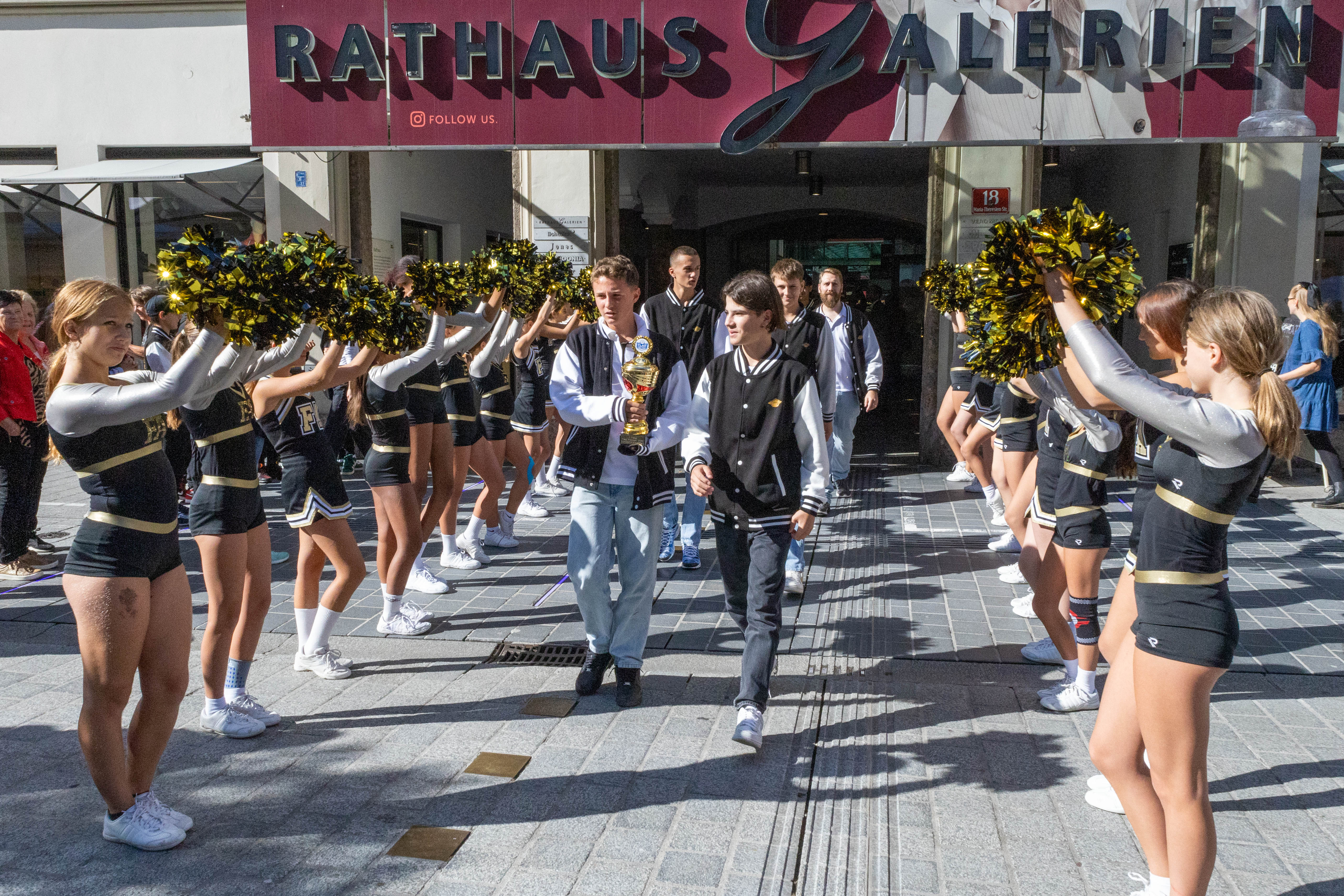Die Cheerleaderinnen standen Spalier für ihr Meisterteam.