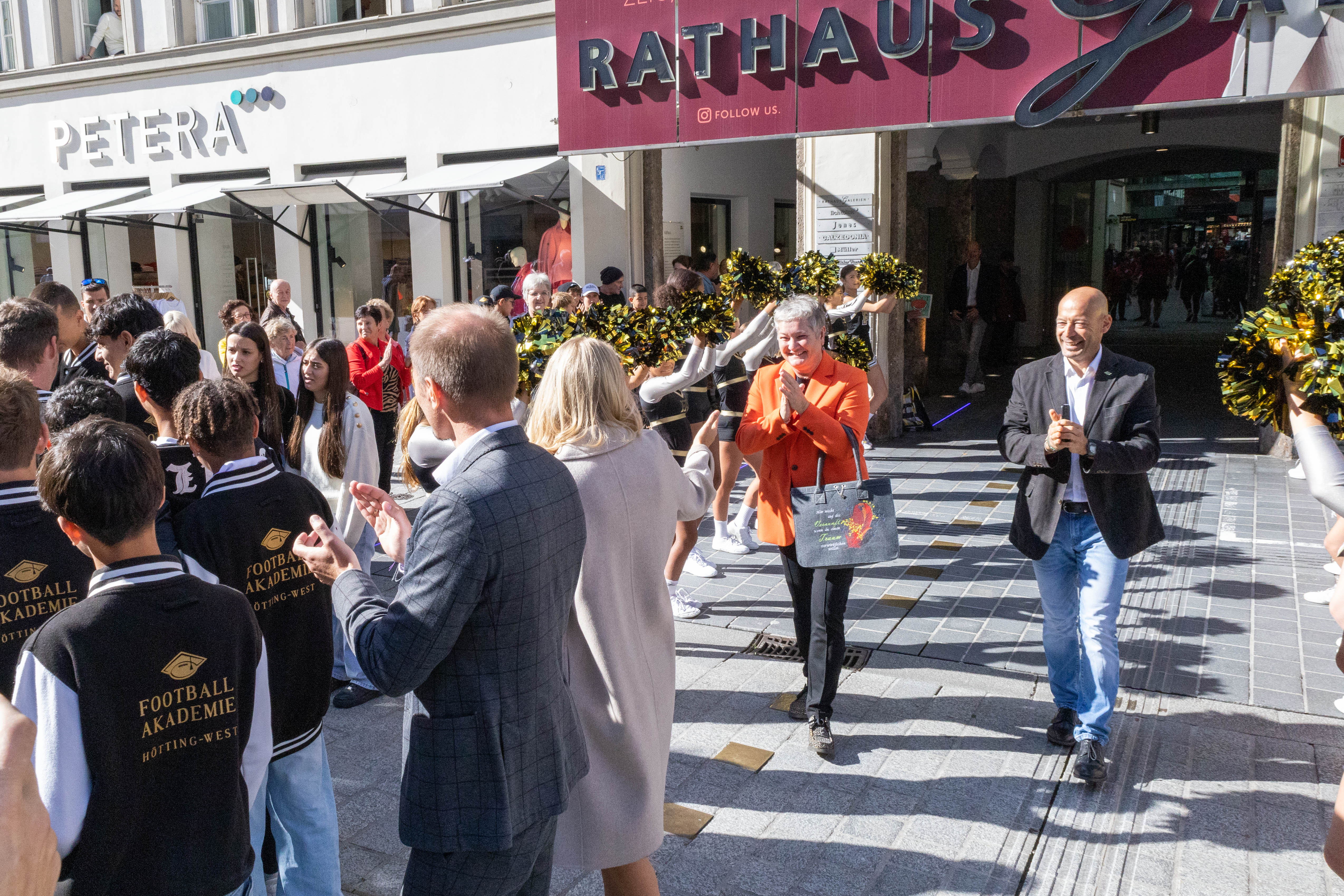 Sabine Rainer, Direktorin der MS Hötting-West, und Daniel Dieplinger, Leiter der Football Akademie, freuten sich sichtlich über diesen besonderen Moment für ihre Schützlinge.