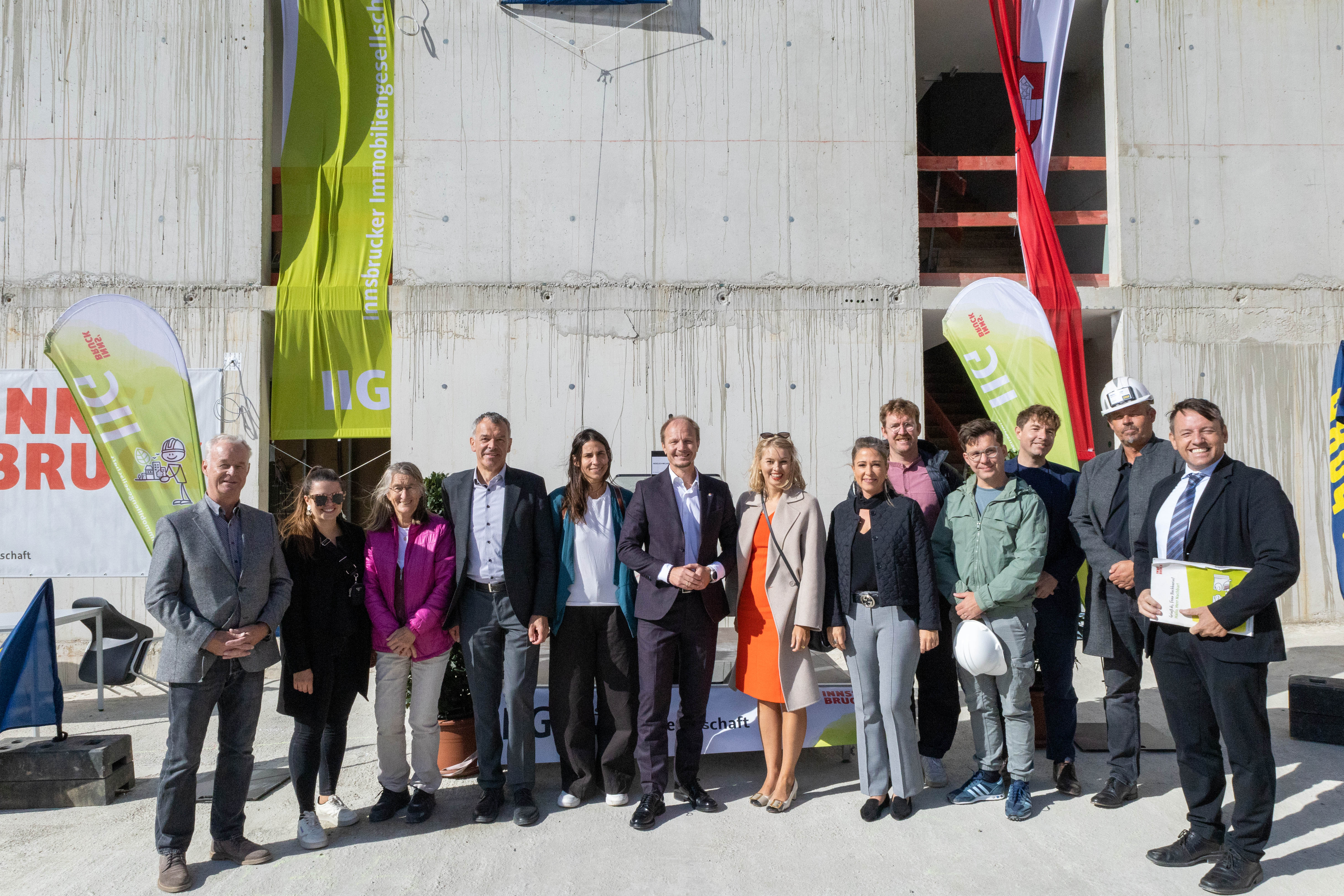 Freuten sich über die gelungene Firstfeier der Wohnanlage: (v. l. n. r.): Obmann Karl Zimmermann (Agrargemeinschaft Waldinteressentschaft Igls), Bauausschuss-Vorsitzende Julia Payr, Maria Zimak, Vizebürgermeister Georg Willi, Stadträtin Janine Bex, Bürgermeister Johannes Anzengruber, Vizebürgermeisterin Elisabeth Mayr, Stadträtin Mariella Lutz, Architekten Elias Walch und Christian Hammerl (he und du ZT GmbH), Gemeinderat Mario Dallaserra, Vertreter der Baufirma Porr sowie IIG-Geschäftsführer Franz Danler.