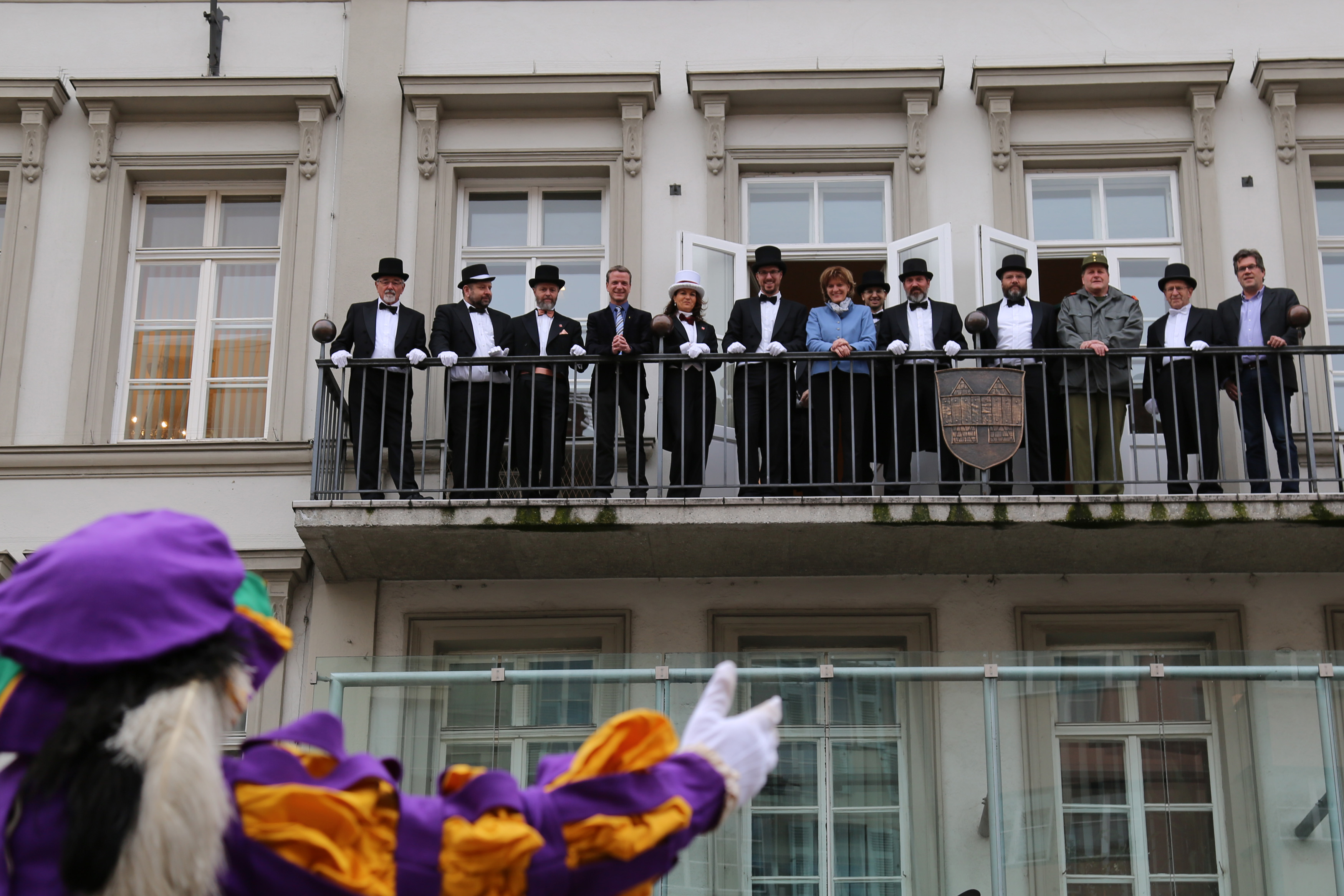 Ein Herold verkündet die Einladung von Innsbrucks Bürgermeisterin Christine Oppitz-Plörer, die diese im Kreise des Fasnachtskomitees am Balkon des Rathauses gerne annimmt.