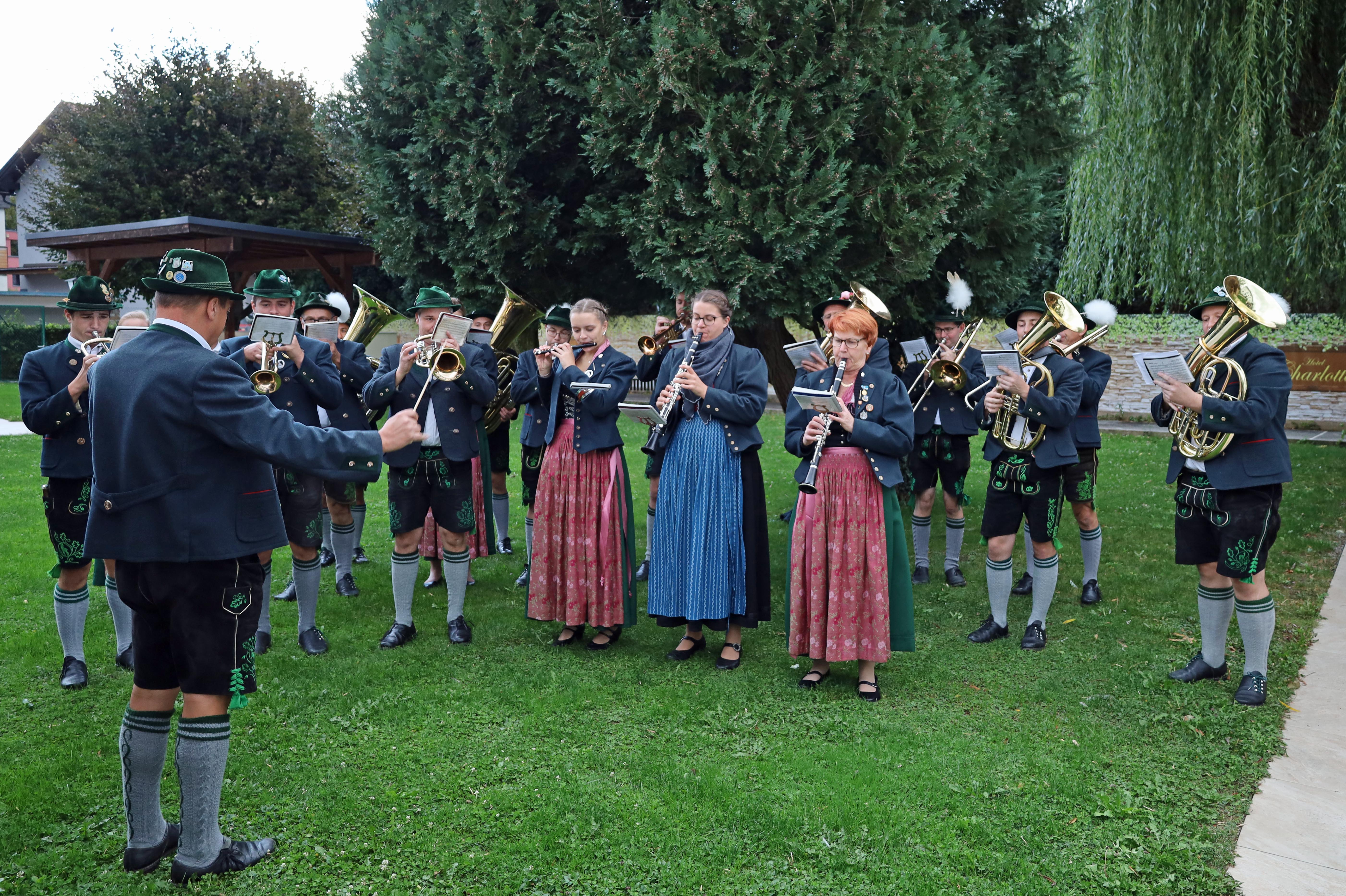 Bei den Feierlichkeiten vertreten war auch die Blaskapelle Erling/Andechs, die den Empfang der Ehrengäste begleitete sowie gemeinsam mit der Stadtmusikkapelle Amras und der Musikkapelle Feldthurns anschließend am Stecherplatz den Großen Österreichischen Zapfenstreich aufführte.