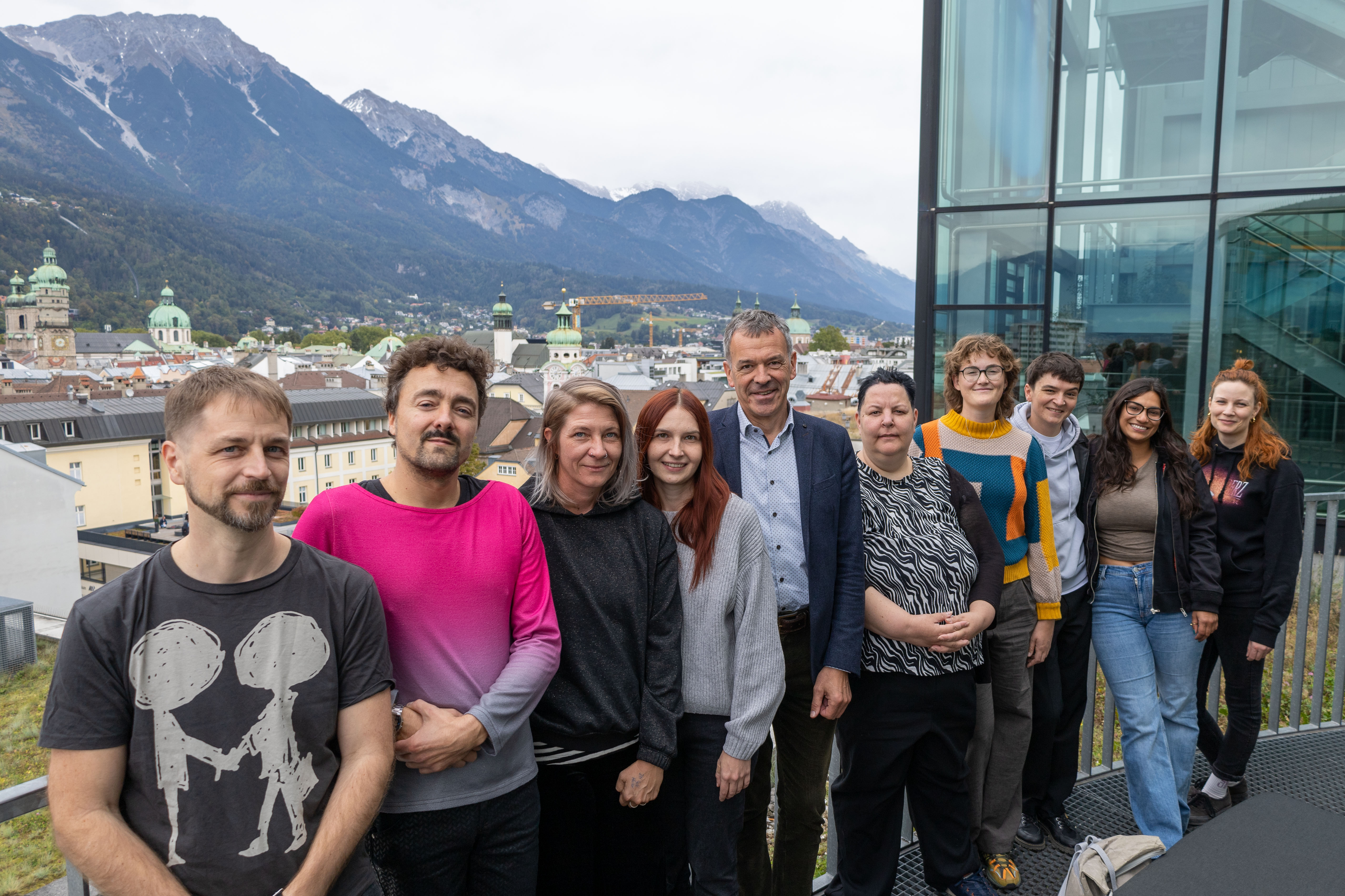 Freude über die Auszeichnung: Fünf Projekte erhalten die „stadt_potenziale 2024“. Vizebürgermeister Georg Willi (5. v.l.) gratulierte den KünstlerInnen (v.l.): Elias Stabentheiner, Martin Fritz, Jil Rob und Johanna Aigner (beide lilawohnt), Sigrid Moser (Bogengazette), Marie Hoffend, Anita Erger, Eleni Darias und Barbara Alt.