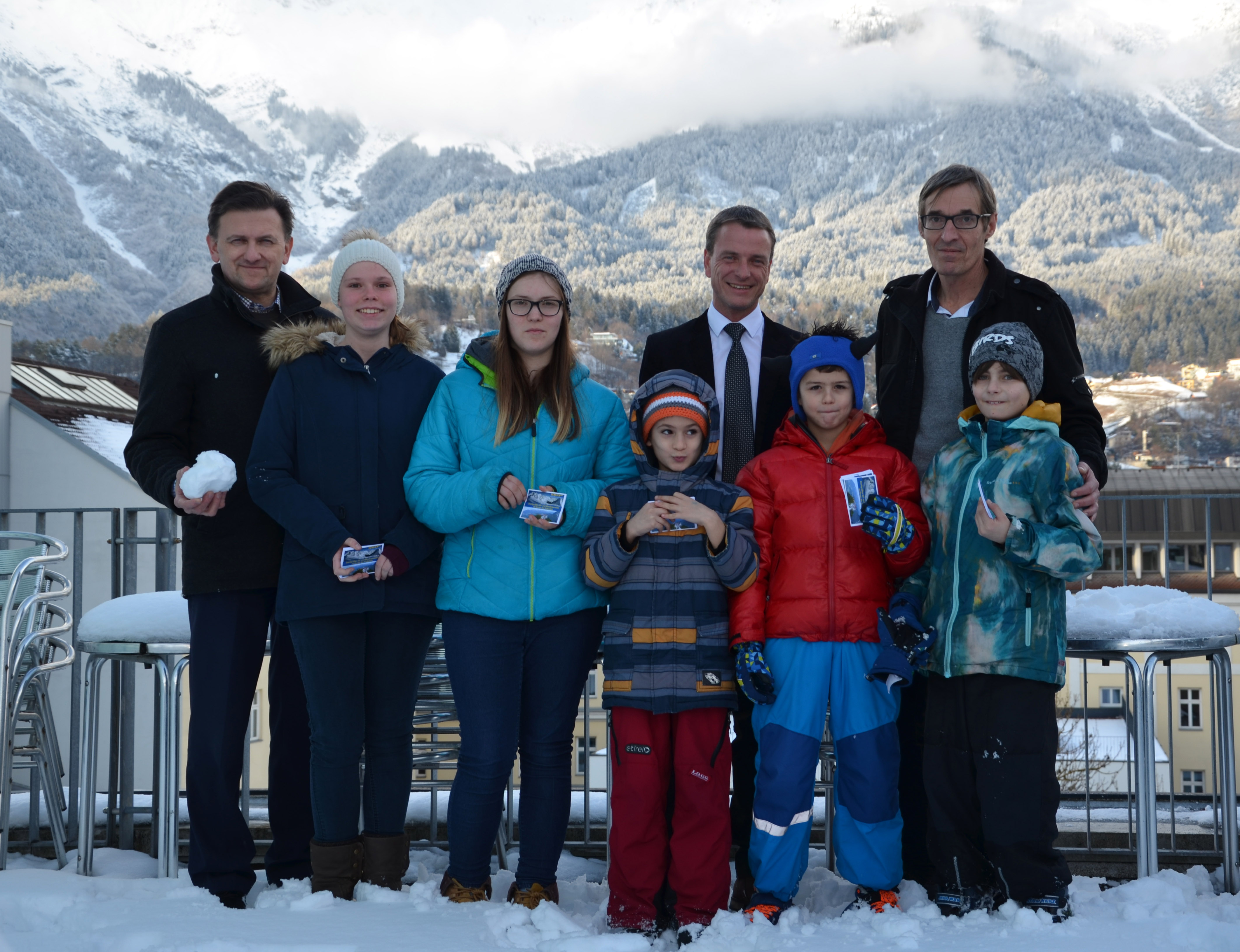 Vizebürgermeister Christoph Kaufmann übergab die Freikarten für die Schlick2000 in winterlicher Umgebung an Jugendland-Geschäftsführer Reinhard Halder (1.v.l.) und den pädagogischen Leiter Klaus Püspök (1.v.r.). Ihre jungen BegleiterInnen freuten sich sichtlich darüber.