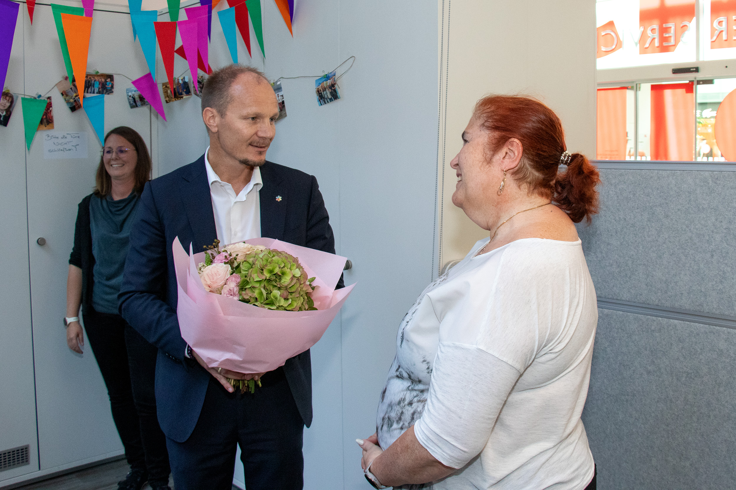 Bürgermeister Johannes Anzengruber gratulierte Sabine Kröß-Tunner zu ihrem 40-jährigen Dienstjubiläum.