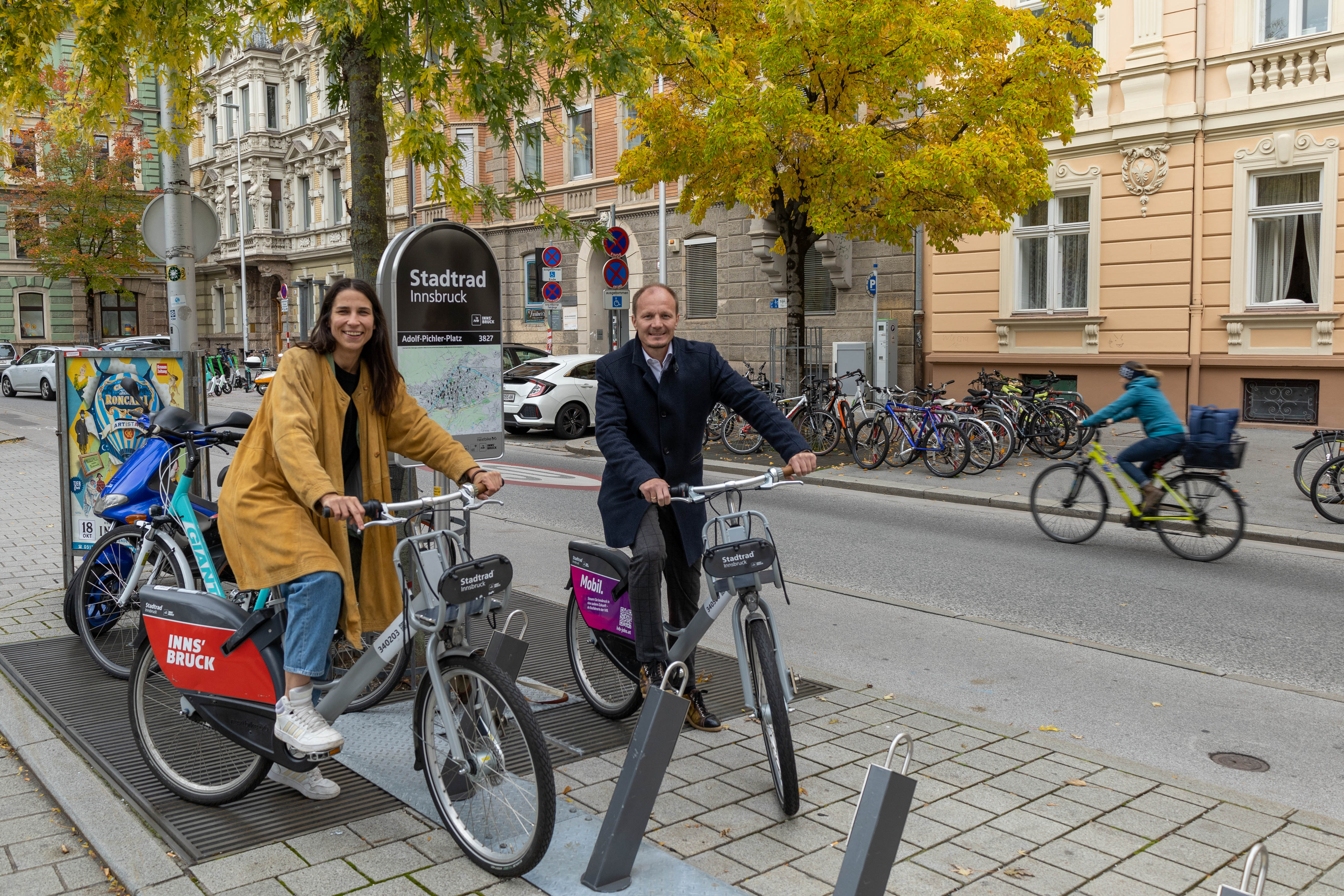 Bürgermeister Johannes Anzengruber und Mobilitätsstadträtin Janine Bex freuen sich über die Rekordzahlen des IVB-Stadtrads.