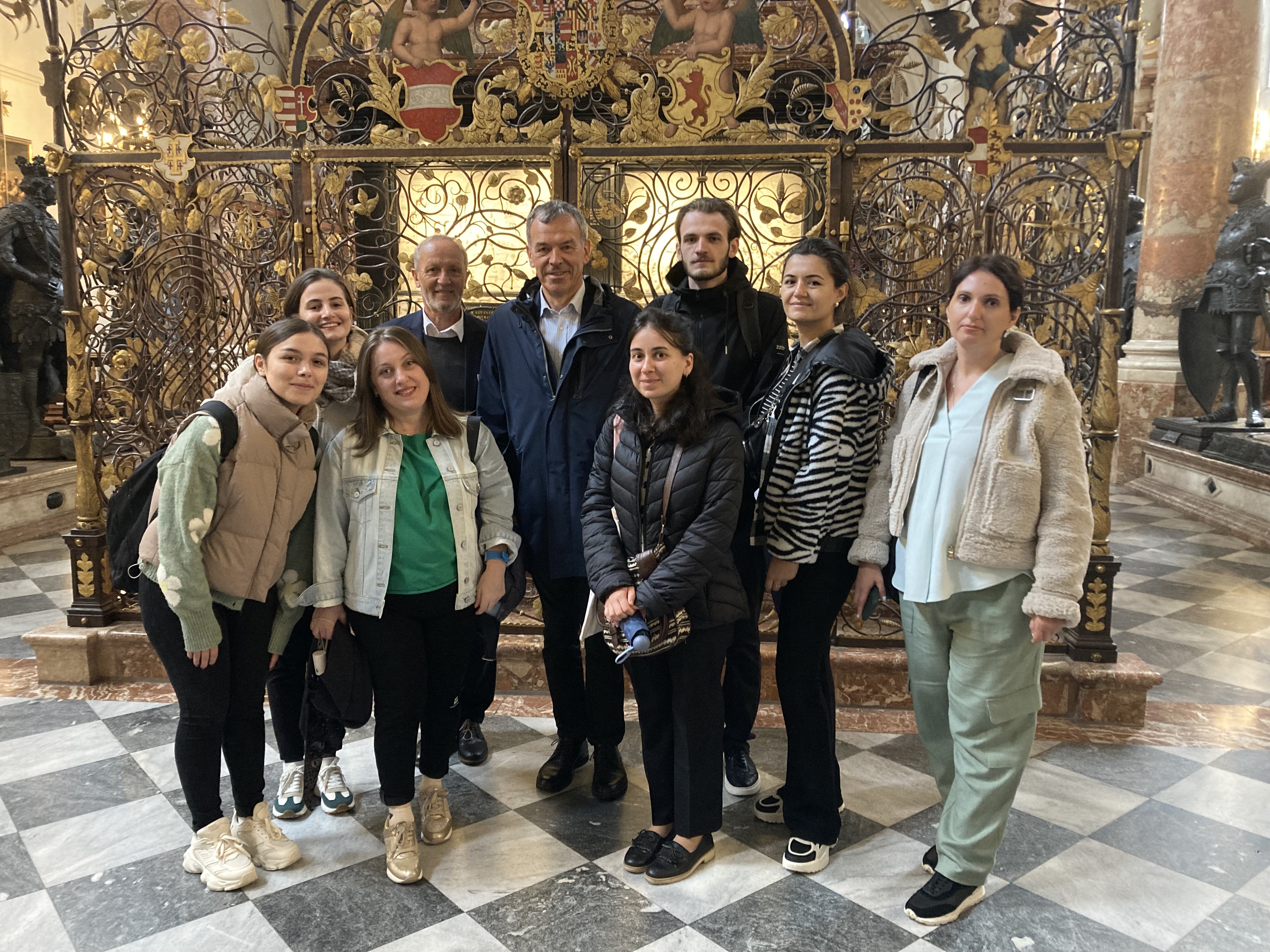 Die Stadt Innsbruck ermöglicht seit vielen Jahren in Kooperation mit dem Land Tirol und dem Sprachenzentrum der Universität Innsbruck Studierenden aus der Partnerstadt Tiflis (Georgien) einen Intensivkurs zur Verbesserung der Deutschkenntnisse. Heuer nahmen von 9. bis 27. September 2024 sieben Studierende der georgischen Ilia-State-University an dem Programm teil. Vizebürgermeister Georg Willi begrüßte die Studierenden in Innsbruck.