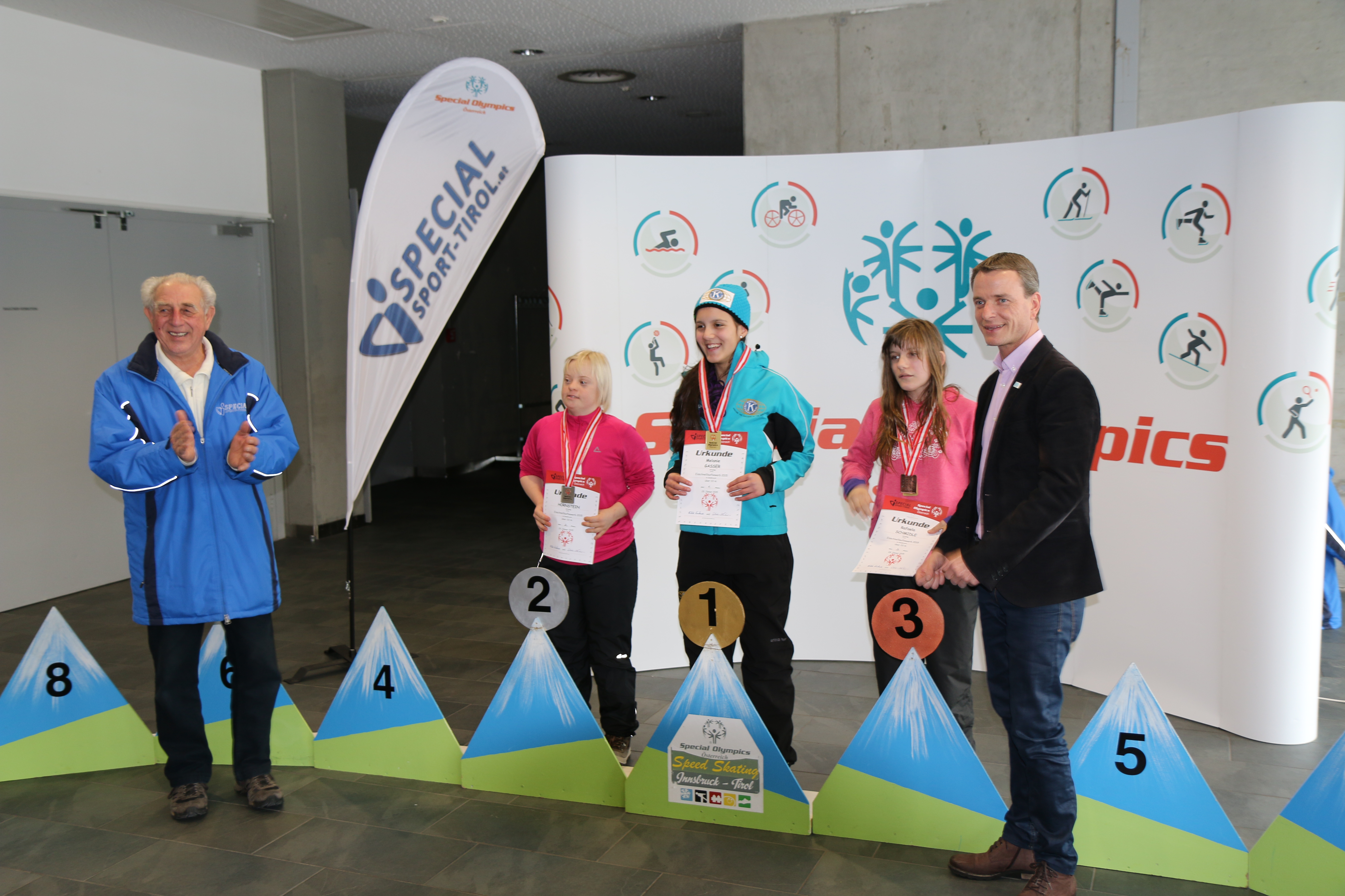 Beim Short Track Wettkampf, der von Special Sport Tirol ausgerichtet wurde, legten sich die TeilnehmerInnen mächtig ins Zeug. Vizebürgermeister Christoph Kaufmann gratulierte den glücklichen MedaillengewinnerInnen ganz herzlich.