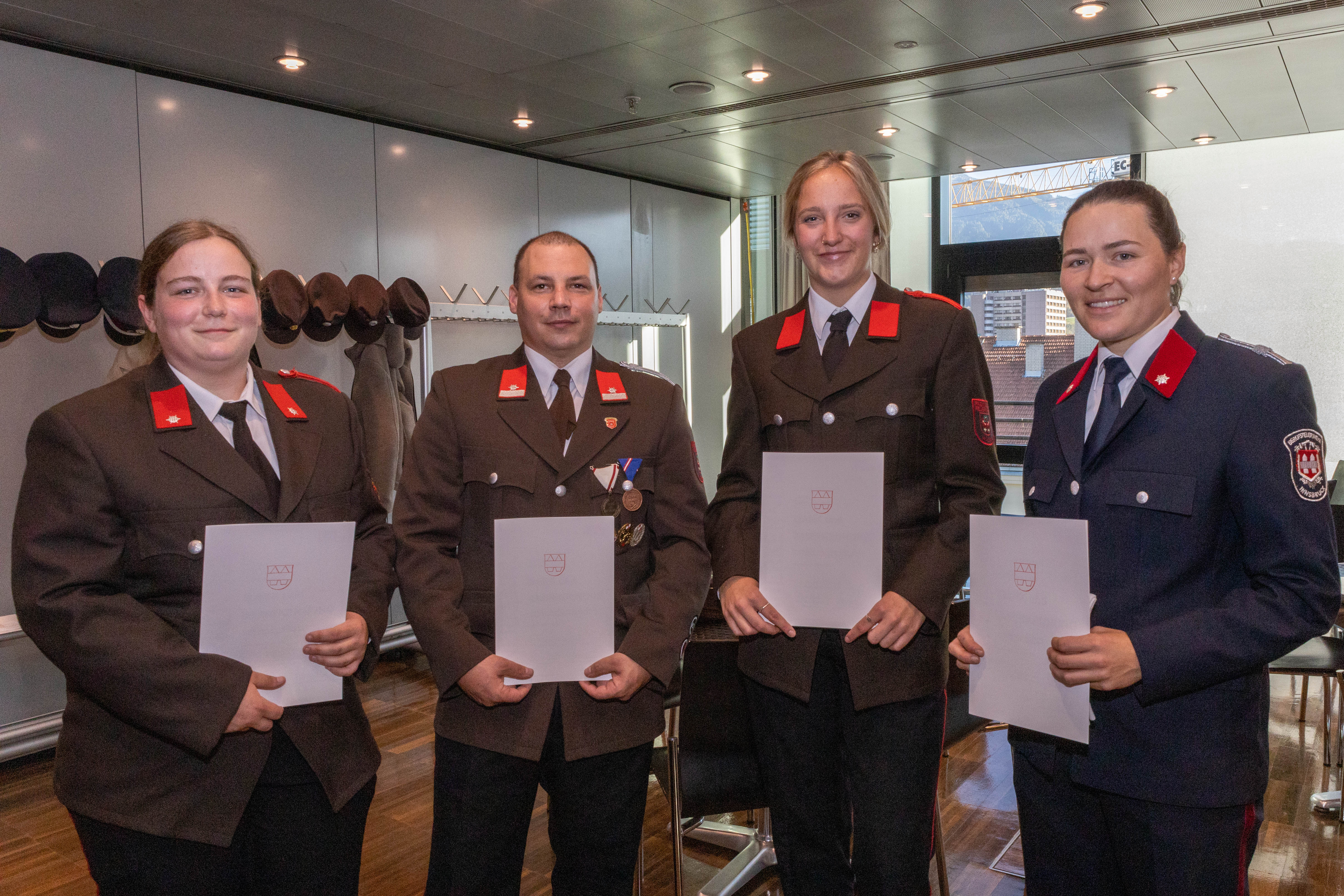 Insgesamt waren 26 Innsbrucker Feuerwehrmänner und Feuerwehrfrauen der Berufsfeuerwehr und der Freiwilligen Feuerwehren Amras, Arzl, Hötting, Mühlau und Wilten vor Ort und konnten in zwei Tagen insgesamt 126 Einsatzstellen bearbeiten.