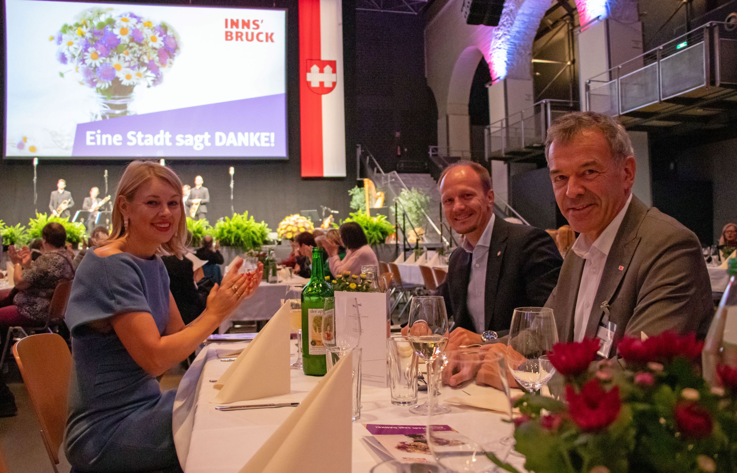 Bürgermeister Johannes Anzengruber (2.v.r), Vizebürgermeister Georg Willi (r.) und Vizebürgermeisterin Elisabeth Mayr feierten gemeinsam mit den JubilarInnen.