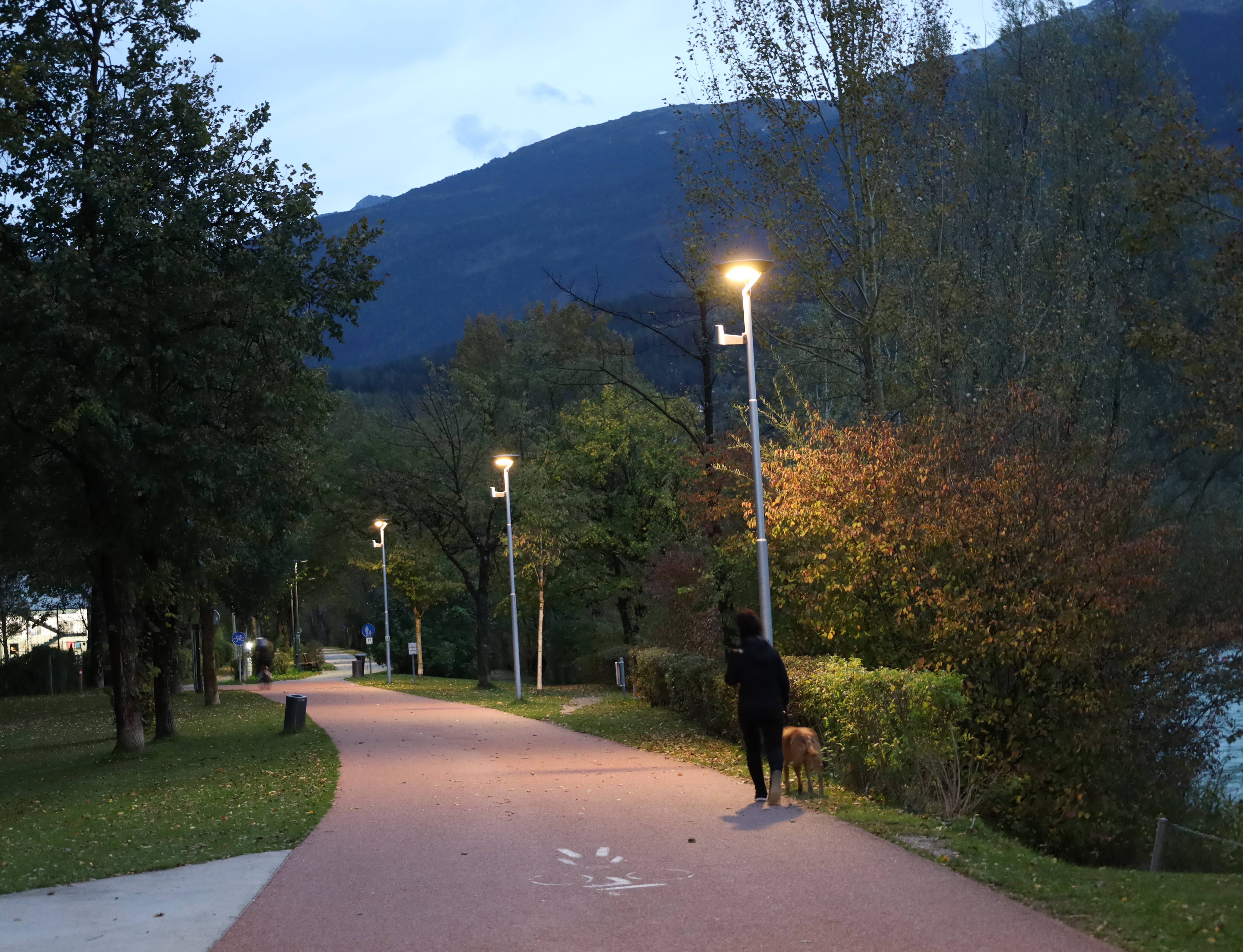 Bei weniger frequentierten Bereichen wie bei Rad- und Fußwegen, etwa beim Wohnheim im O-Dorf, kommen dynamische Lichtsysteme zum Einsatz. Diese strahlen bei Bewegung heller.