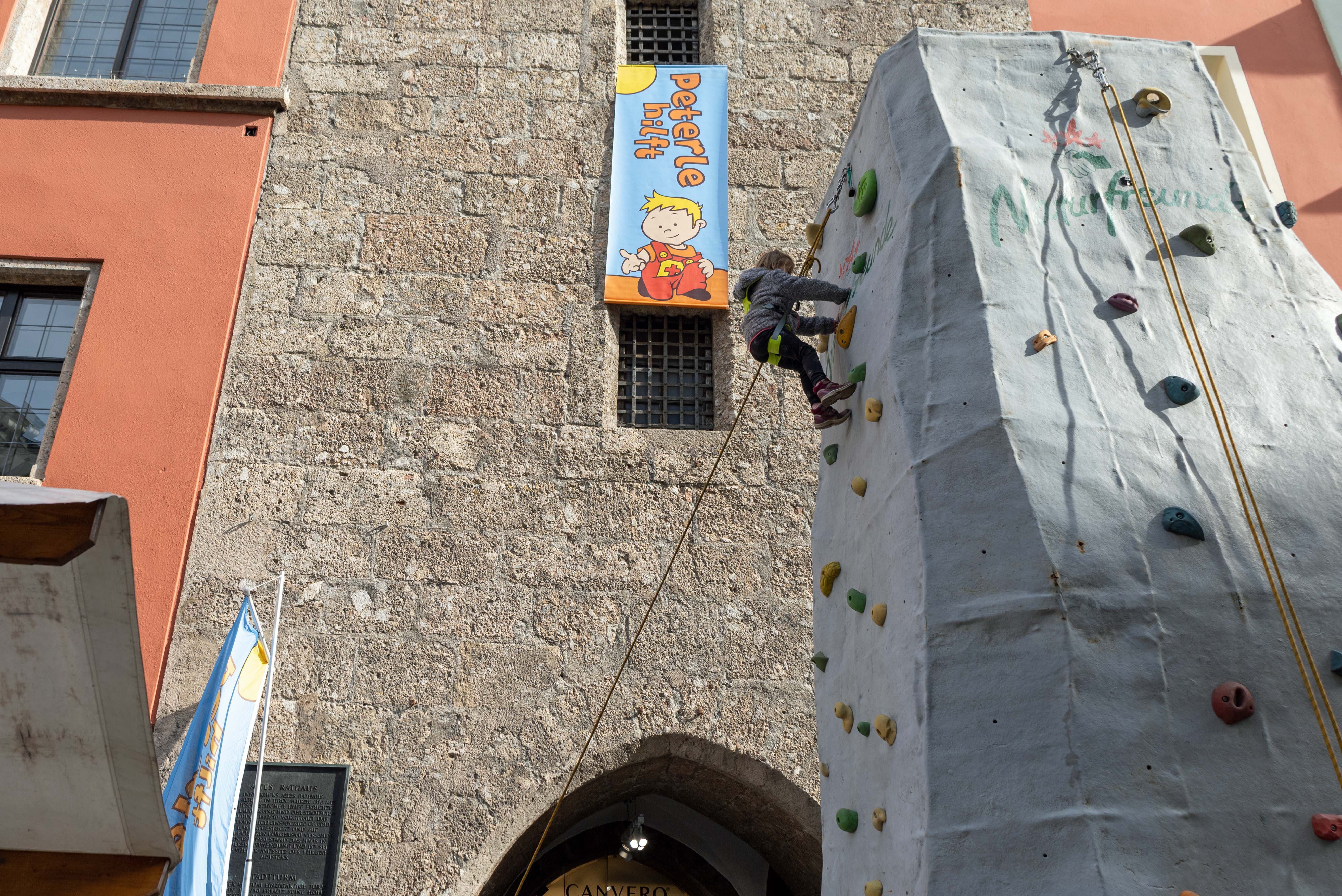 Die Bergrettung sicherte die Kinder beim Erklimmen des Kletterturms vor dem Stadtturm.