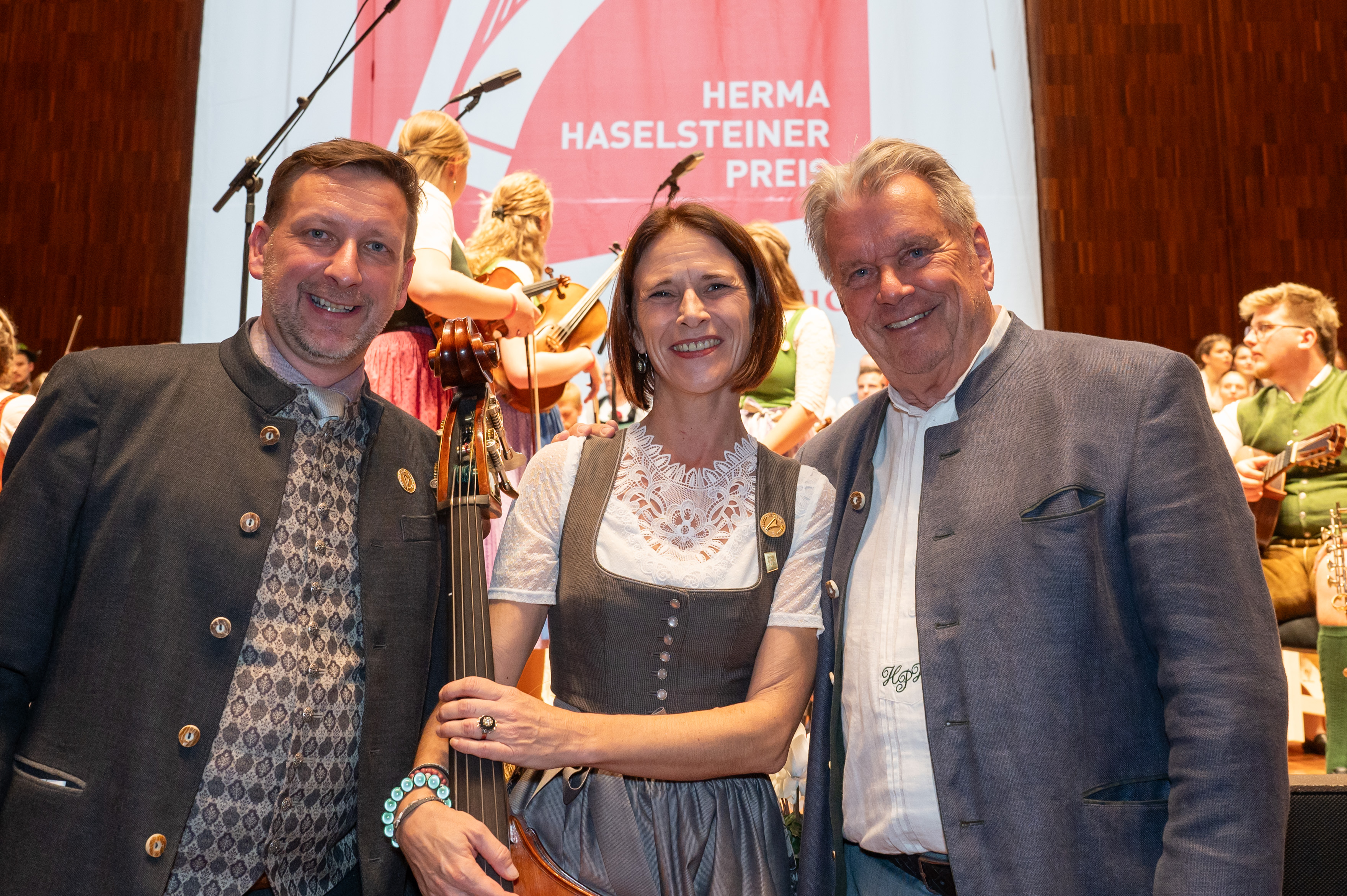 Seit 50 Jahren findet der Alpenländischen Volksmusikwettbewerb in Innsbruck statt. Vergangenes Wochenende war es wieder soweit. MusikantInnen aus dem gesamten Alpenraum brachten Innsbruck zum Klingen. Vom 24. bis 27. Oktober war Innsbruck wieder die Hauptstadt der Alpen in Sachen Volksmusik. 

Alle zwei Jahre treffen sich mehr als 700 junge MusikantInnen und SängerInnen aus vier Ländern – Österreich, Bayern, Südtirol und der Schweiz – um beim wichtigsten internationalen Musikwettbewerb für alpenländische Volksmusik in Europa, dem 25. Alpenländischen Volksmusikwettbewerb (Herma Haselsteiner-Preis), ihr Können zu präsentieren. Beim abschließenden Festabend überreichte Hans Peter Haselsteiner die begehrten Herma-Haselsteiner-Preise.
Diese gingen heuer an die Familienmusik Eßl aus Salzburg, die Geschwister Strasser und die Saitenstraßen Musi aus Bayern, an die Gesangsgruppe Glanschlzwüllinge aus Kärnten, die Gesangssolistin Daria Occhini aus der Schweiz und an die Hackbrettmusig der Landesmusikschule Kitzbühel. Untertags musizierten hunderte VolksmusikantInnen in der Innsbrucker Altstadt und im Congress. 

Der Obmann des Tiroler Volksmusikvereins Peter Margreiter freute sich über den enormen Besucherandrang: „Dass dieses einzigartige Volksmusikfest auch nach 50 Jahren so eine riesige Anziehungskraft ausstrahlt, macht uns als Veranstalter sehr stolz und wir freuen uns die lebendige Kulturlandschaft Innsbrucks mit erlesener Volksmusik bereichern zu dürfen.“ Nach Ende des offiziellen Festabends wurde natürlich noch lange in die Nacht hinein gefeiert und musiziert. Unter den Gästen waren unter anderem Unterstützer und Kulturmäzen Hans Peter Haselsteiner mit seiner Frau Ulli, Landeshauptmann Anton Mattle, LH-Stellv. Josef Geisler, der Bürgermeister der Stadt Innsbruck, Johannes Anzengruber sowie Bischofsvikar Probst Jakob Bürgler.