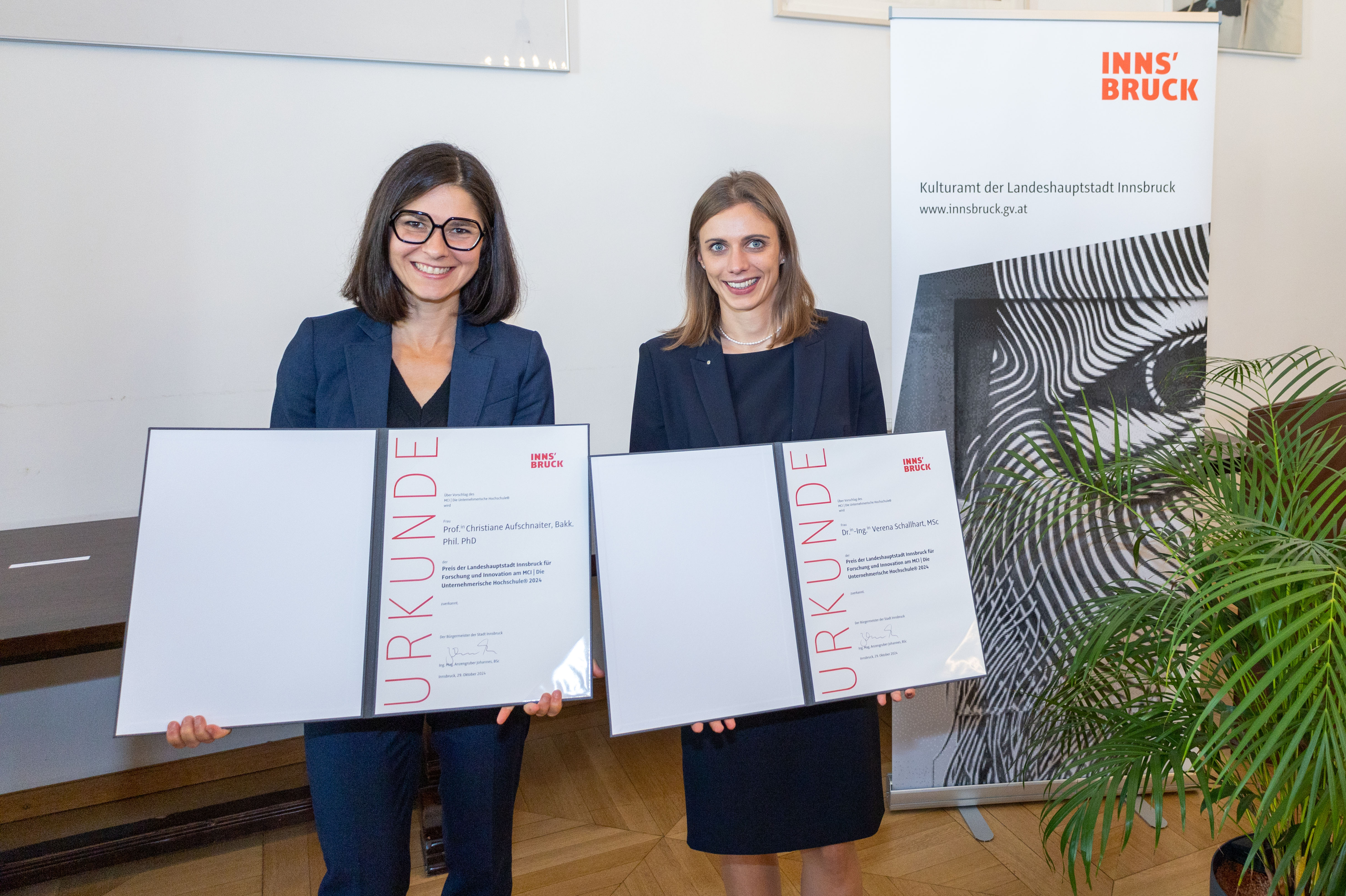 Christiane Aufschnaiter (l.) und Verena Schallhart (r.) erhielten den diesjährigen Preis für ihre wissenschaftliche Arbeit.