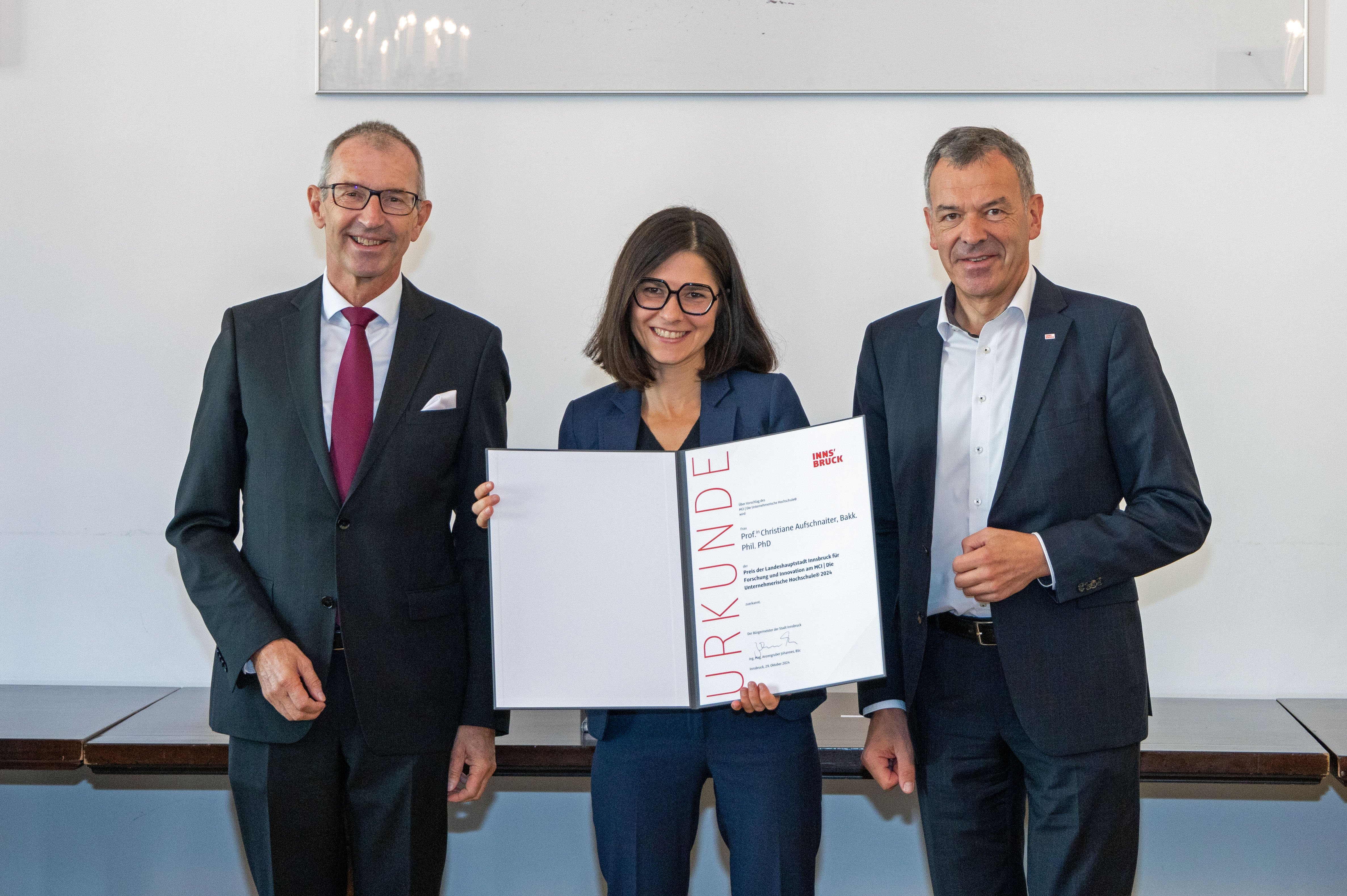 Christiane Aufschnaiter (m.) mit MCI-Rektor Andreas Altmann (l.) und Vizebürgermeister Georg Willi (r.) bei der Preisverleihung.