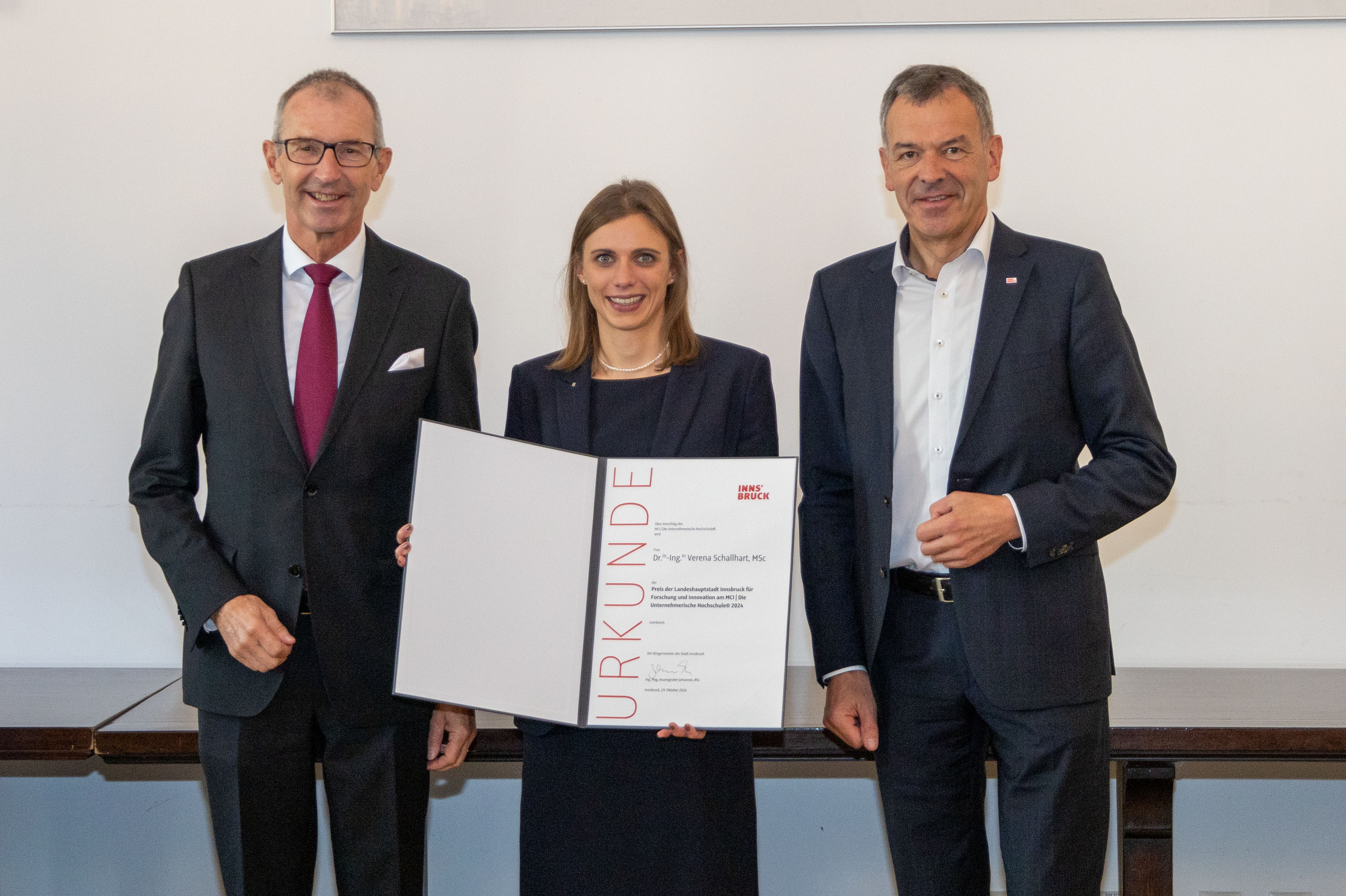 Verena Schallhart (m.) mit MCI-Rektor Andreas Altmann (l.) und Vizebürgermeister Georg Willi (r.) bei der Preisverleihung.