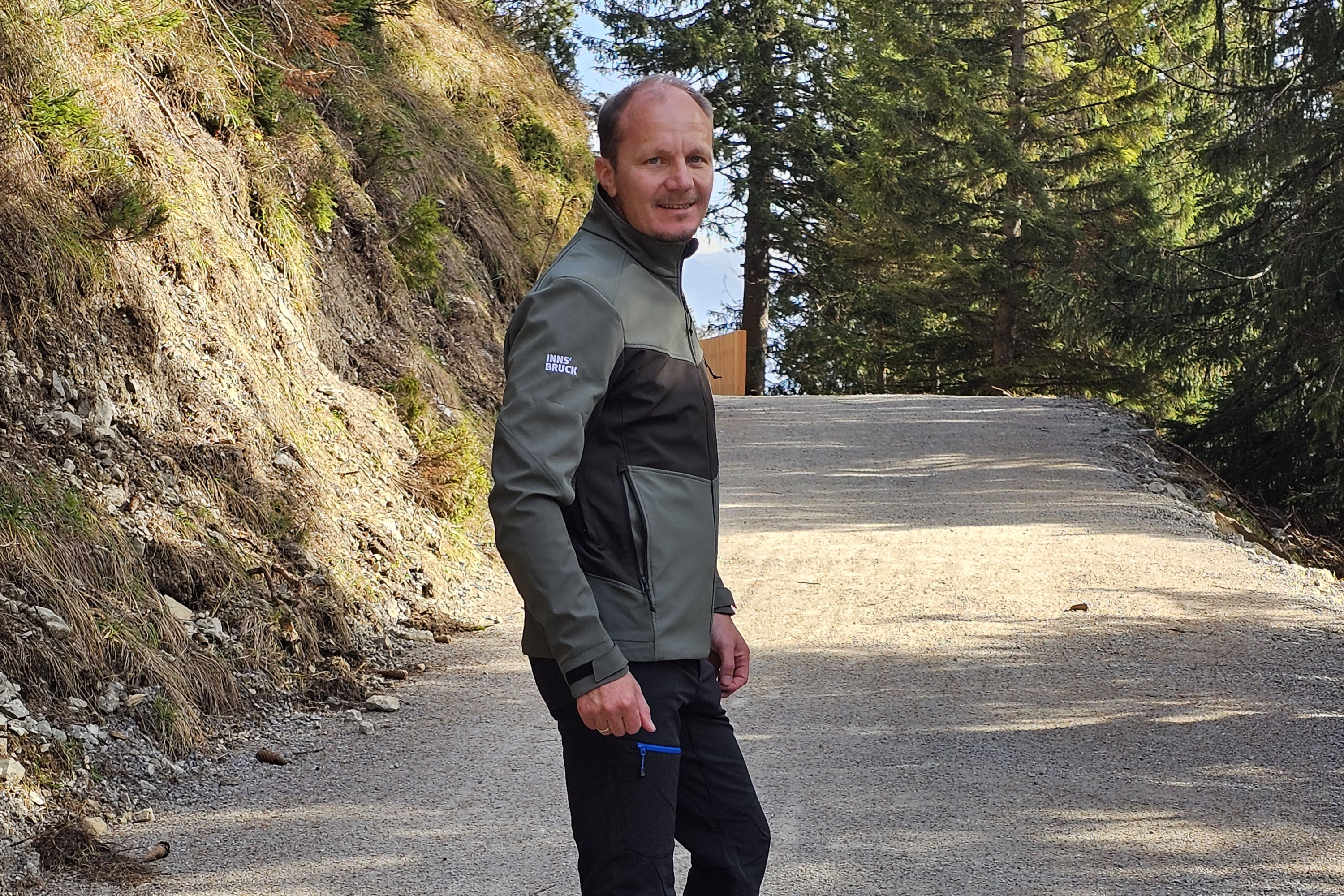 Bürgermeister Johannes Anzengruber machte sich selbst ein Bild vom modernisierten Bodenstein-Almweg.