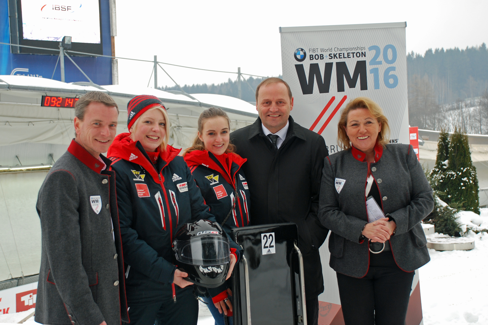 Tirols Sportreferent LHStv Josef Geisler (2. v. re.) mit Innsbrucks Vize-Bgm Christoph Kaufmann (li.), Astrid Stadler (Präsidentin Österreichischer Bob- und Skeletonverband – re.) und den Nachwuchsathletinnen Katrin Beierl (2. v. li.) und Carina Mair (3. v. li.).