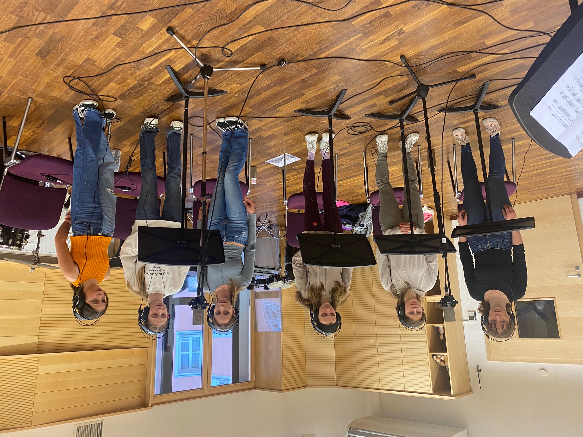 Der Jugendchor probt jeweils donnerstags von 18.15 bis 19.30 Uhr am Innrain 5 und freut sich über neue MitsängerInnen.