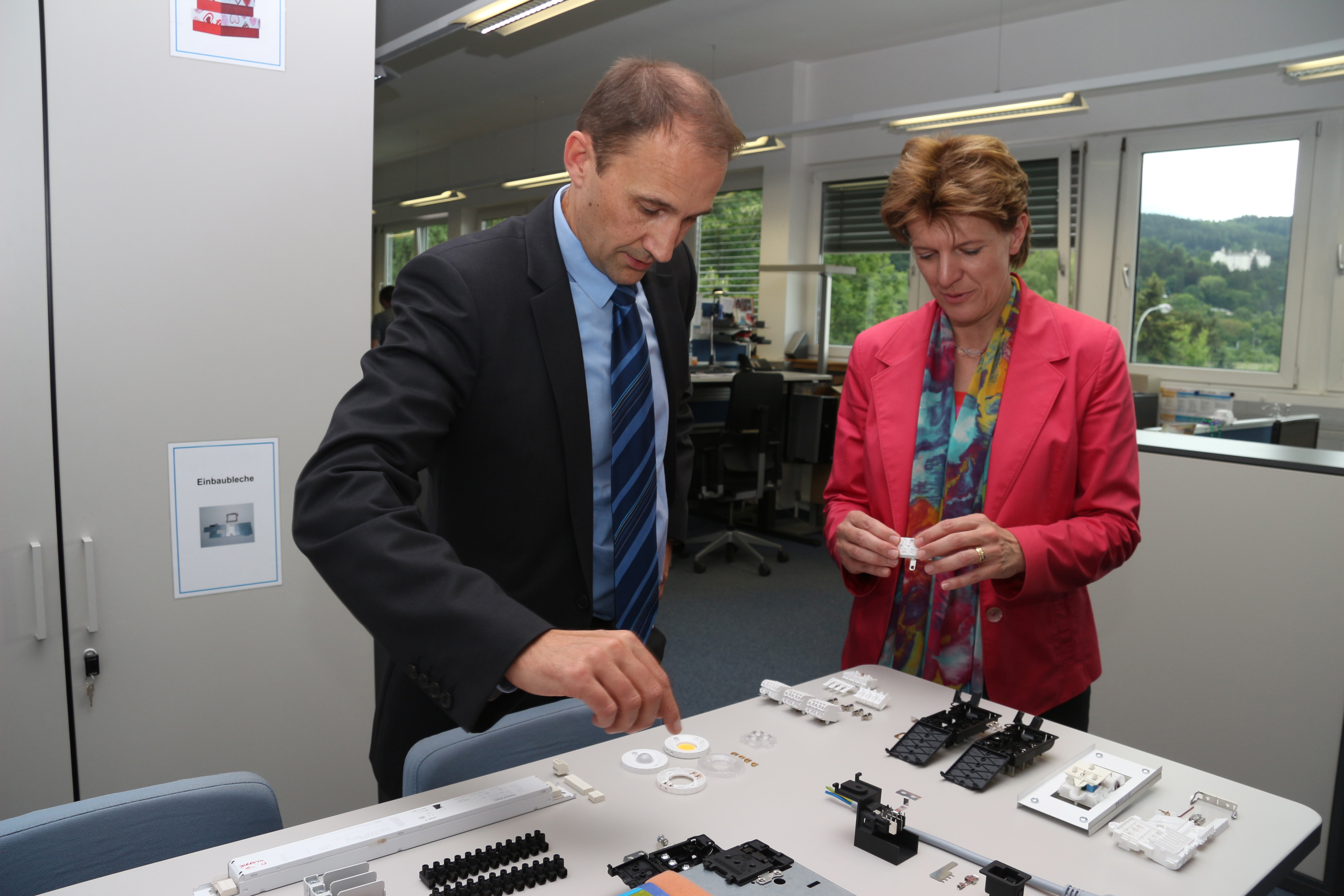 Bei einem Rundgang gab Walter Mittermüller, der geschäftsführende Gesellschafter von Electro Terminal GmbH & Co KG, Bürgermeisterin Christine Oppitz-Plörer einen Einblick in den Arbeitsalltag des Unternehmens.