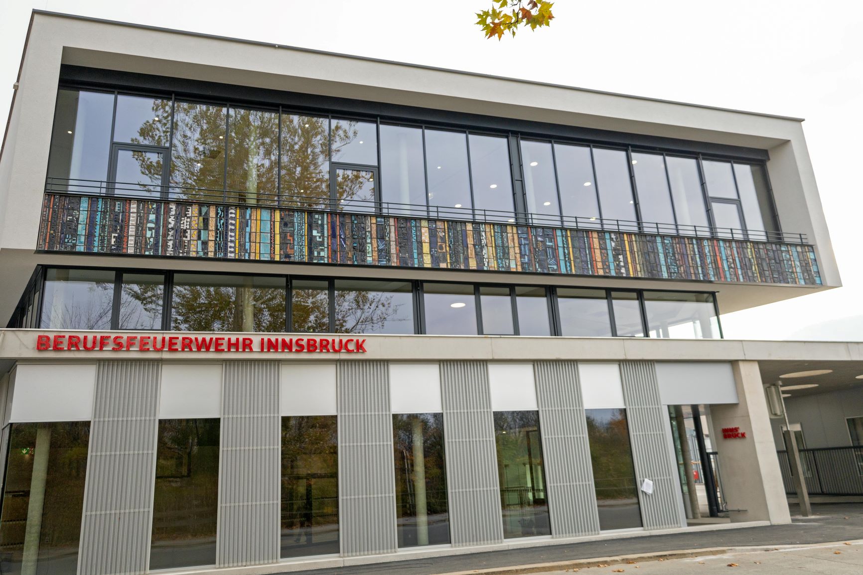 Das neue Verwaltungsgebäude an der Sill konnte nach einer Bauzeit von weniger als zwei Jahren an die Feuerwehr übergeben werden.