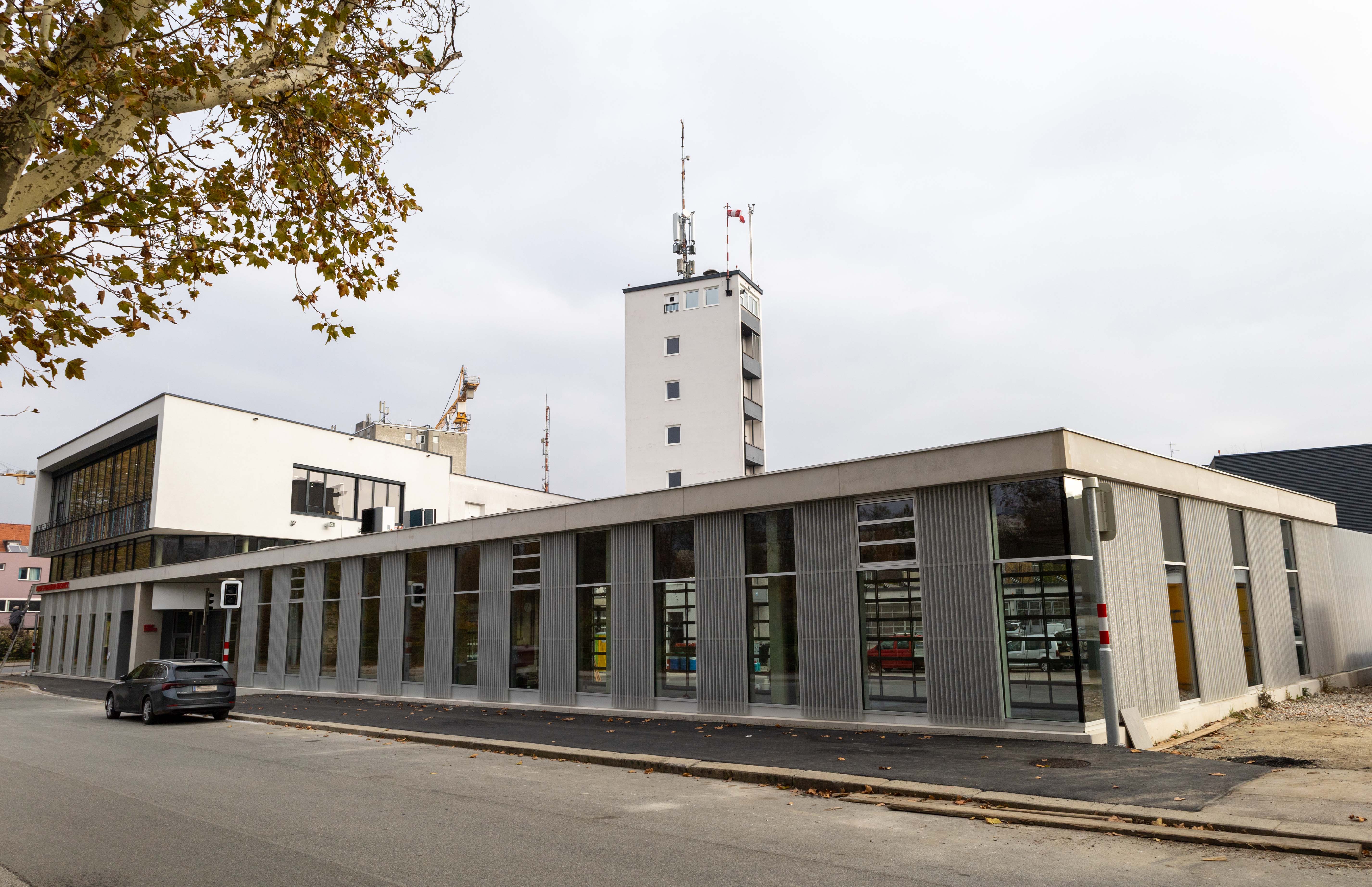 Die neue Fahrzeughalle bietet genug Platz für künftige Generationen von Einsatzfahrzeugen.