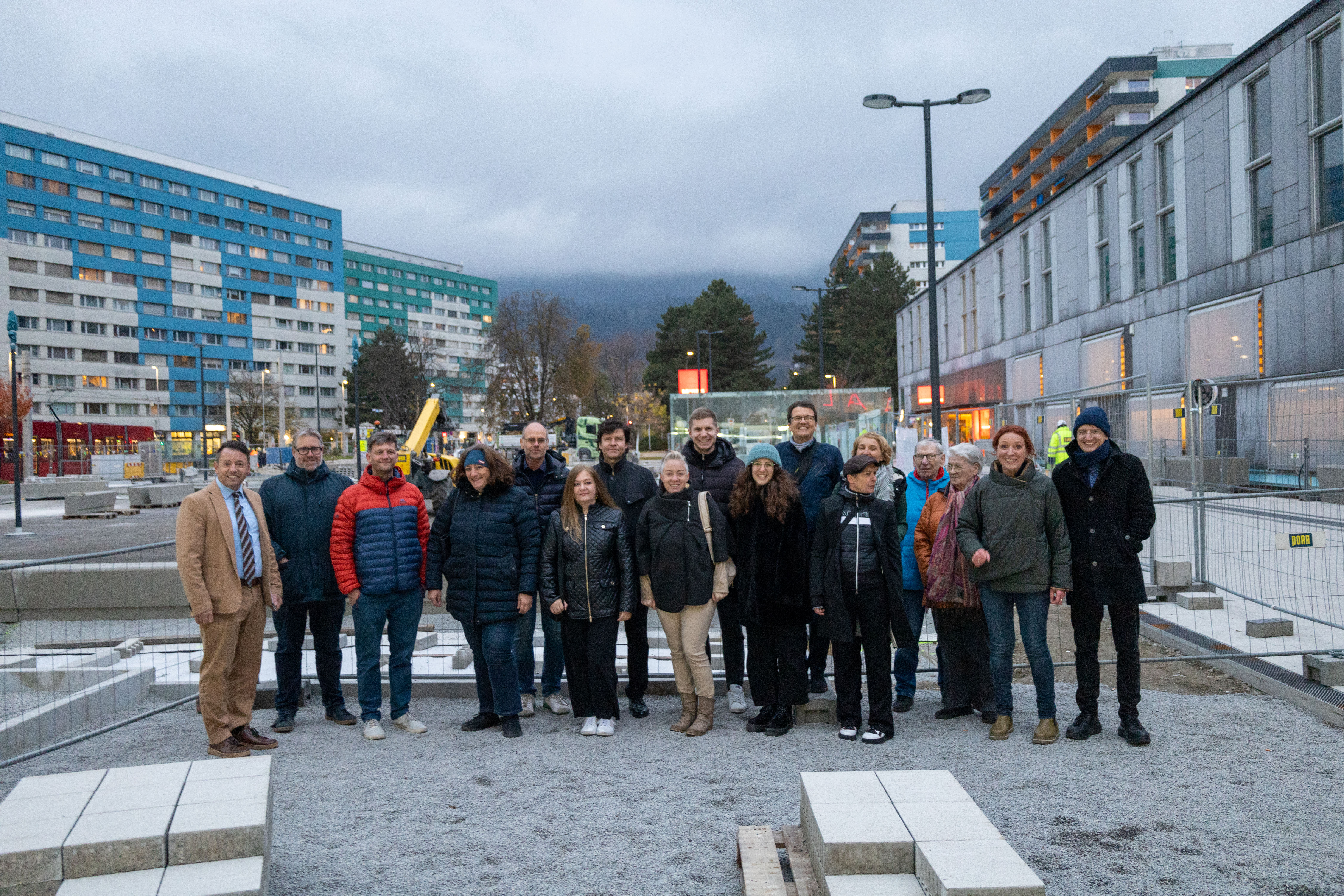 Projektleiterin Christine Schermer (2.v.r.) und IIG-Geschäftsführer Franz Danler (l.) mit Mitgliedern des Projektteams und BürgerInnen, die sich an der Planung beteiligten.