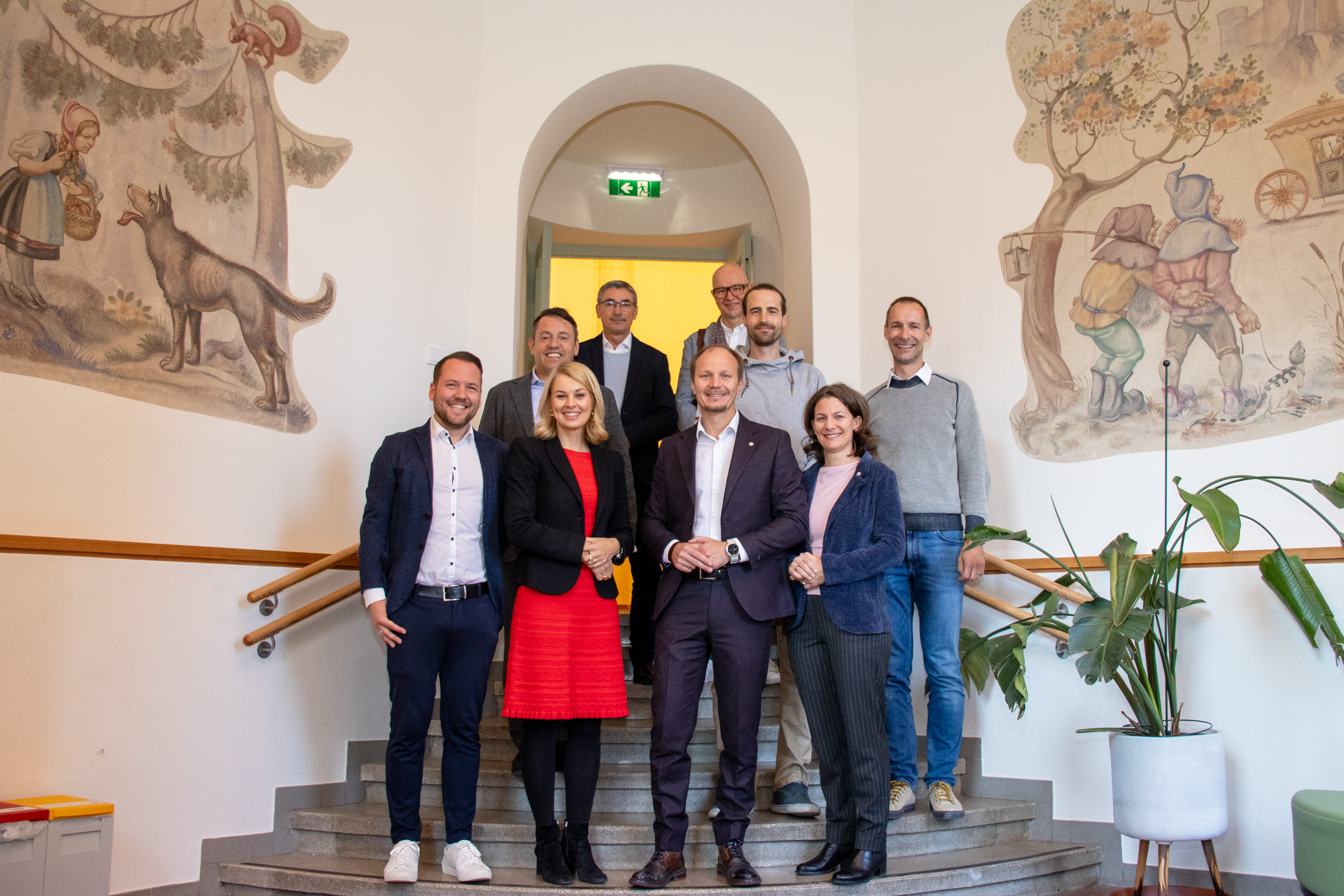 Wo vorher der Kindergarten Wilten West untergebracht war, konnte nun unter anderem Raum für eine Bibliothek geschaffen werden. Vorne v. l. n. r.: Direktor Wolfgang Pedevilla, Vizebürgermeisterin Elisabeth Mayr, Bürgermeister Johannes Anzengruber, Gemeinderätin Karoline Obitzhofer (Bildungsausschuss-Vorsitzende). Hinten v. l. n. r.: IIG-Geschäftsführer Franz Danler, Schulqualitätsmanager Dietmar Meinschad, Amtsvorstand Werner Leithmayer, IIG-Projektleiter Philipp Nagele, IIG-Bereichsleiter Georg Preyer.