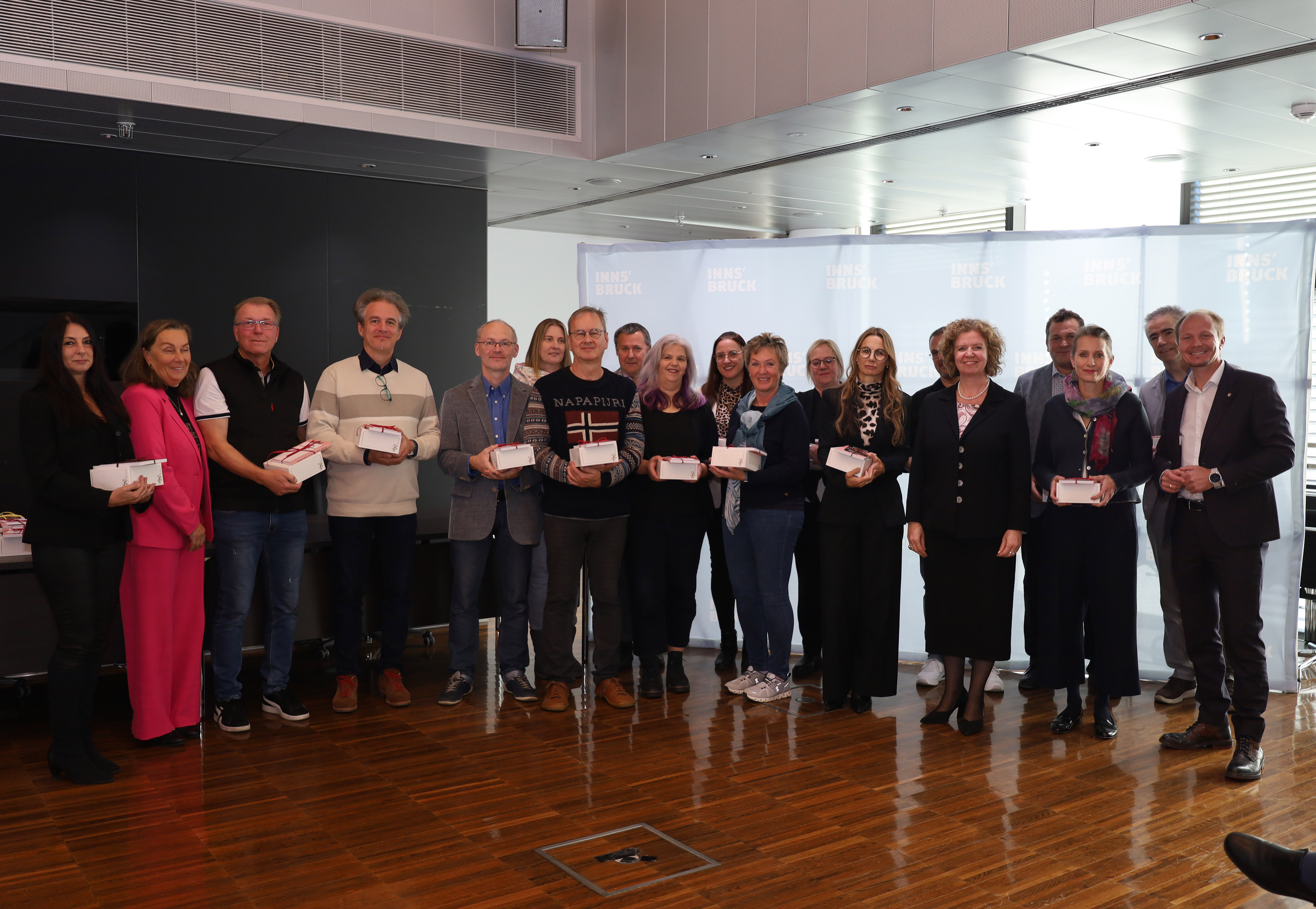 Am 15. November versammelte sich nicht nur die Lebens- und Berufsfahrung des Stadtmagistrats, auch das große Aufgabenportfolio der öffentlichen Stadtverwaltung von der Musikschule, Stadtbibliothek, Kommunikation über die Kinderbetreuung und Sport bis hin zu Tiefbau und Feuerwehr wurde sichtbar. Geehrt wurden 20 MitarbeiterInnen für 25 Jahre und zehn MitarbeiterInnen für 40 Jahre Tätigkeit. 21 MitarbeiterInnen wurden von Bürgermeister Johannes Anzengruber, Magistratsdirektorin Gabriele Herlitschka und die Obfrau der Zentralen Personalvertretung Sabine Steffan in den Ruhestand verabschiedet. Die Jazzband "Brennholz" sorgte für musikalische Untermalung.