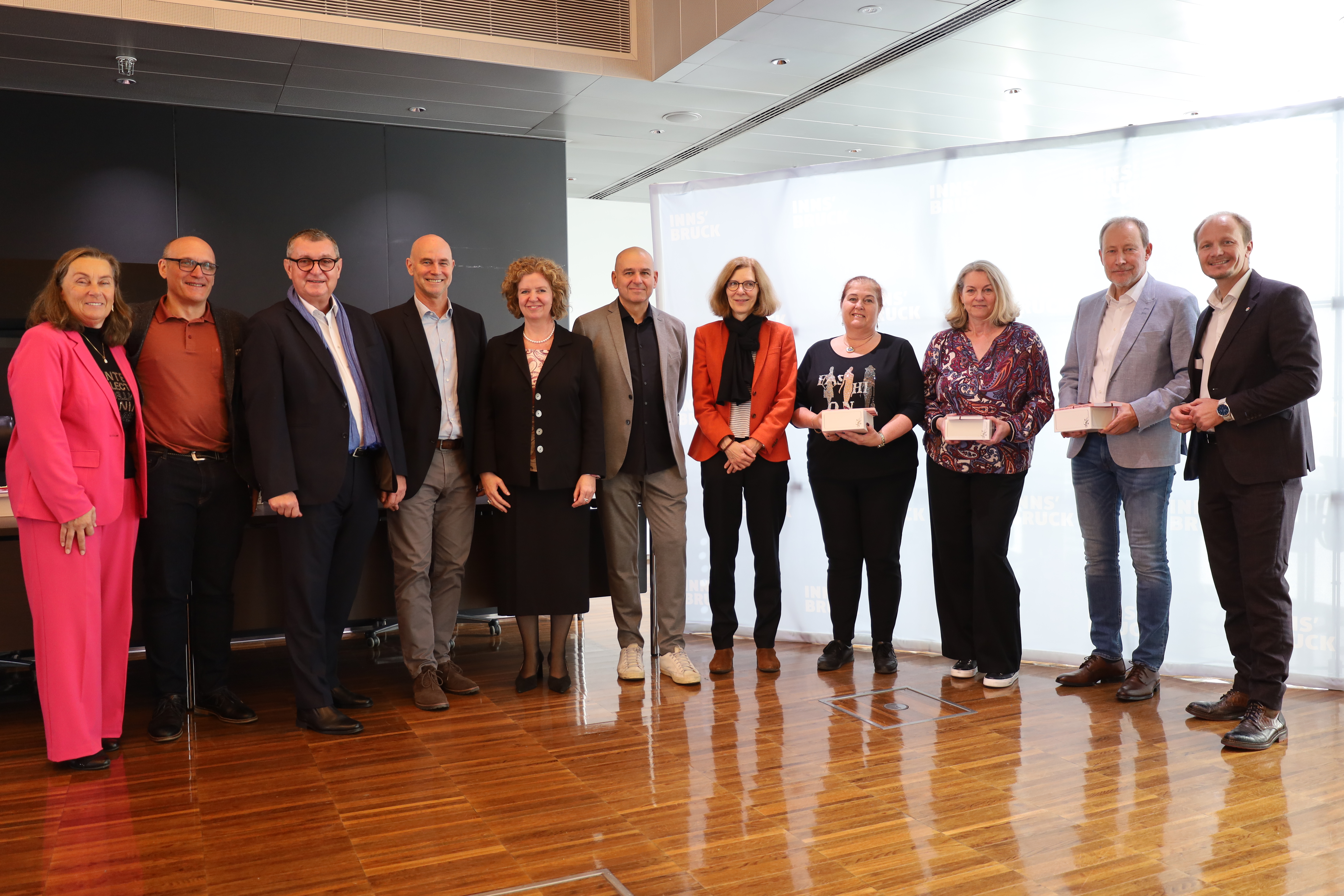 Am 15. November versammelte sich nicht nur die Lebens- und Berufsfahrung des Stadtmagistrats, auch das große Aufgabenportfolio der öffentlichen Stadtverwaltung von der Musikschule, Stadtbibliothek, Kommunikation über die Kinderbetreuung und Sport bis hin zu Tiefbau und Feuerwehr wurde sichtbar. Geehrt wurden 20 MitarbeiterInnen für 25 Jahre und zehn MitarbeiterInnen für 40 Jahre Tätigkeit. 21 MitarbeiterInnen wurden von Bürgermeister Johannes Anzengruber, Magistratsdirektorin Gabriele Herlitschka und die Obfrau der Zentralen Personalvertretung Sabine Steffan in den Ruhestand verabschiedet. Die Jazzband "Brennholz" sorgte für musikalische Untermalung.