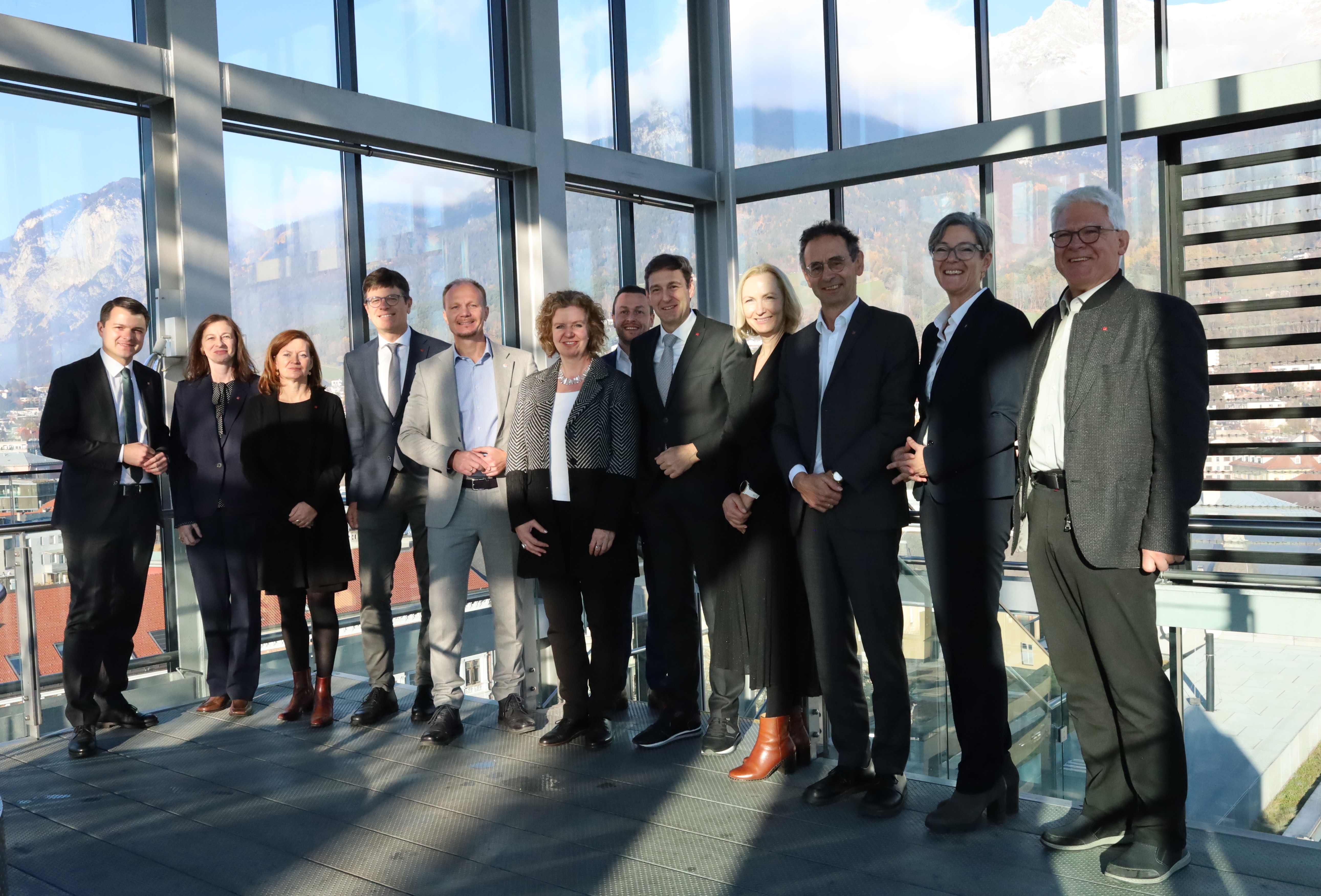 Bürgermeister Johannes Anzengruber (5. v.l.) und Magistratsdirektorin Gabriele Herlitschka (6. v.l.) begrüßten die Teilnehmenden der 200. Bezirkshauptleute-Konferenz am 18. November im Innsbrucker Rathaus zum Erfahrungsaustausch.