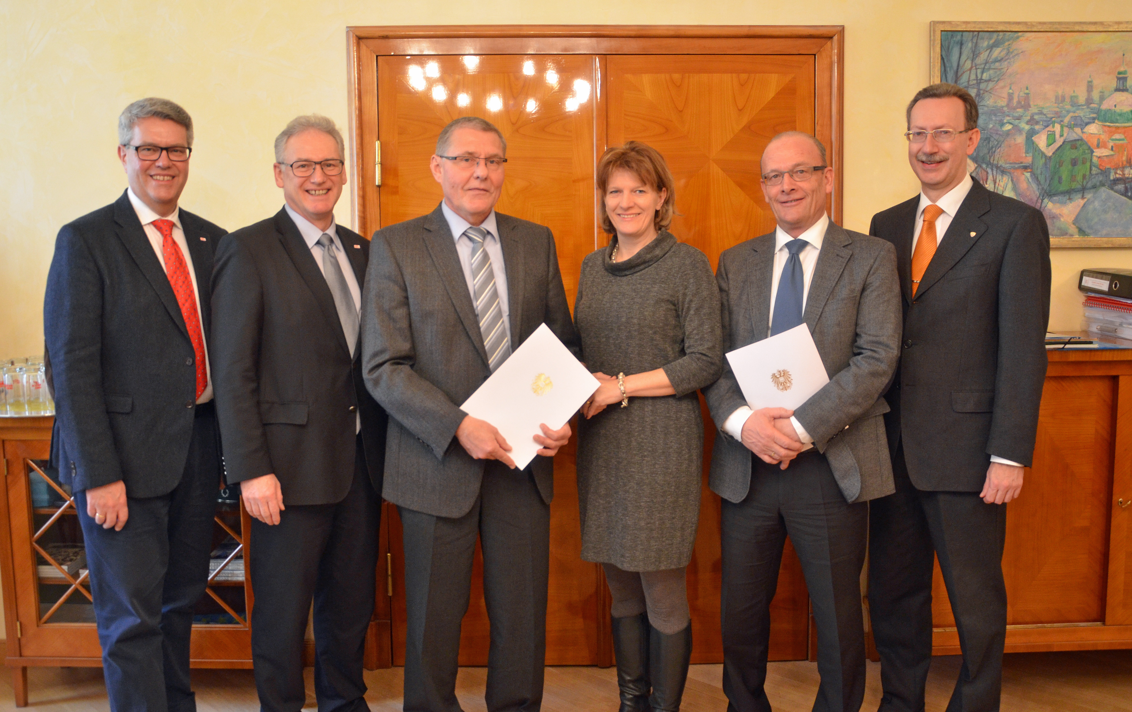 Eine ganz besondere Ehre wurde den Kontrollamtsmitarbeitern Franz Acs (3.v.l.) und Alfred Amadori (2.v.r.) am 10. Februar zuteil. In Anwesenheit von Magistratsdirektor Bernhard Holas, Personalchef Ferdinand Neu und Kontrollabteilungsleiter Hans Fankhauser wurde ihnen von Bürgermeisterin Christine Oppitz-Plörer der Berufstitel des „Regierungsrates“ übergeben. Der Titel wird an Personen verliehen, die sich in langjähriger Ausübung ihres Berufes besondere Verdienste um die Republik erworben haben, er wird vom Bundespräsidenten verliehen.
