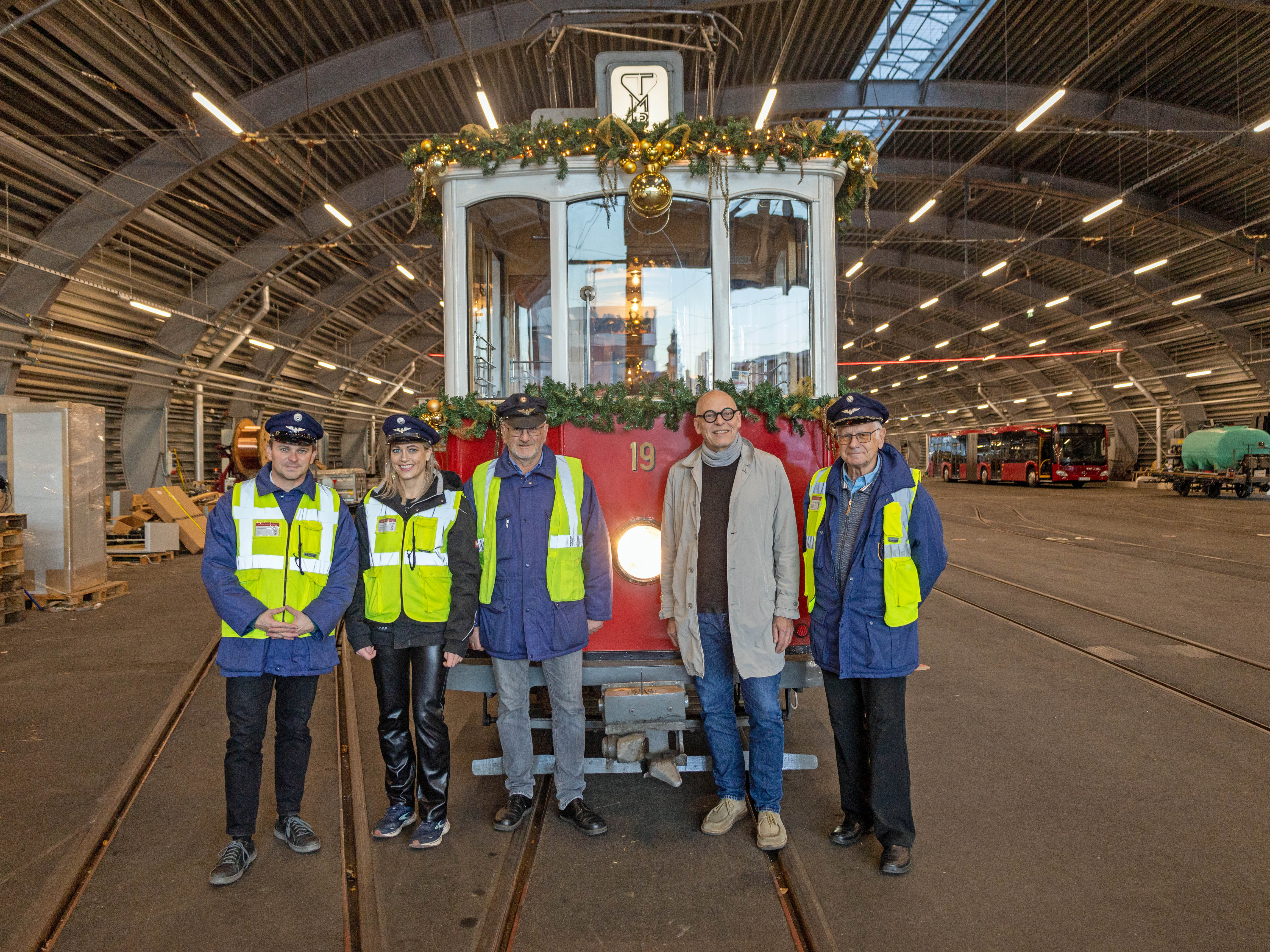 IVB-Geschäftsführer Martin Baltes (2.v.r.) und Obmann Walter Pramstaller (Tiroler MuseumsBahnen, r.) bringen die historische Tram mit dem Team der Christkindlbahn auf Schiene.