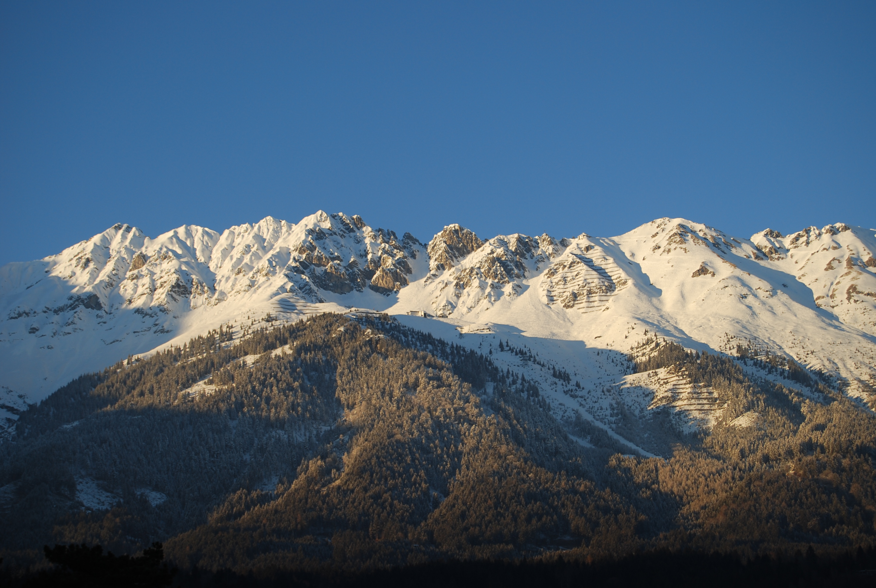 Der Waldweg Hungerburg und der Wandersteig „Wilhelm-Greil-Weg" auf der Innsbrucker Nordkette sind ab sofort wieder für die Bevölkerung zugänglich.