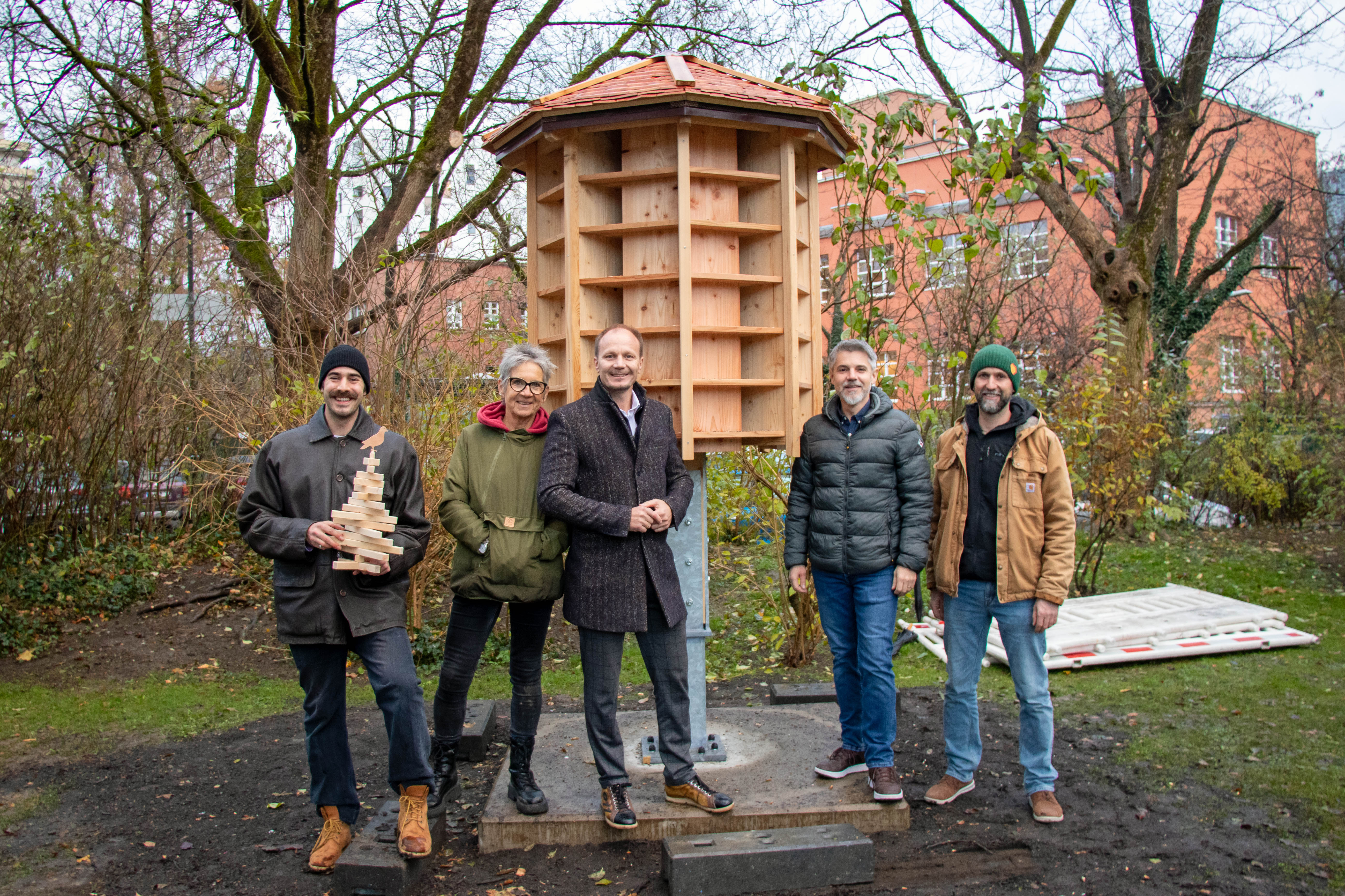 BU 1: (v.l.n.r.) Wildtierbeauftragter Thomas Klestil, Obfrau Veronika Rom-Erhard (Tierschutzverein), Bürgermeister Johannes Anzengruber und Jens Stollberg sowie Simon Schwärzler von der Tischlerei artis (pro mente Tirol) freuen sich über das neue Taubenhäuschen im Rapoldipark. © IKM/F.Bär