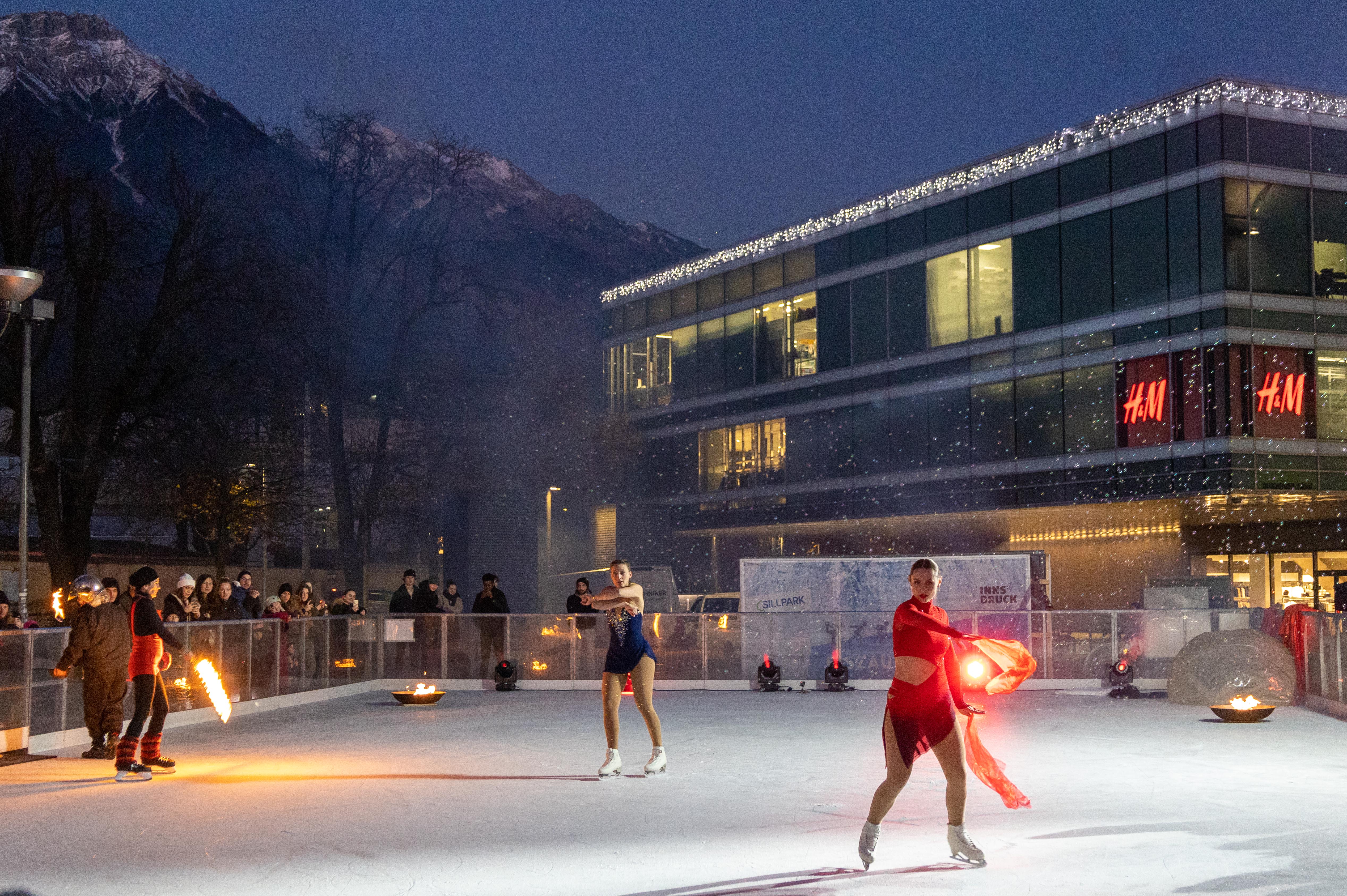 Neben der Eröffnungsfeier am 28. November beim Sillpark gibt es in dieser Saison zahlreiche Eislaufveranstaltung für Groß und Klein.