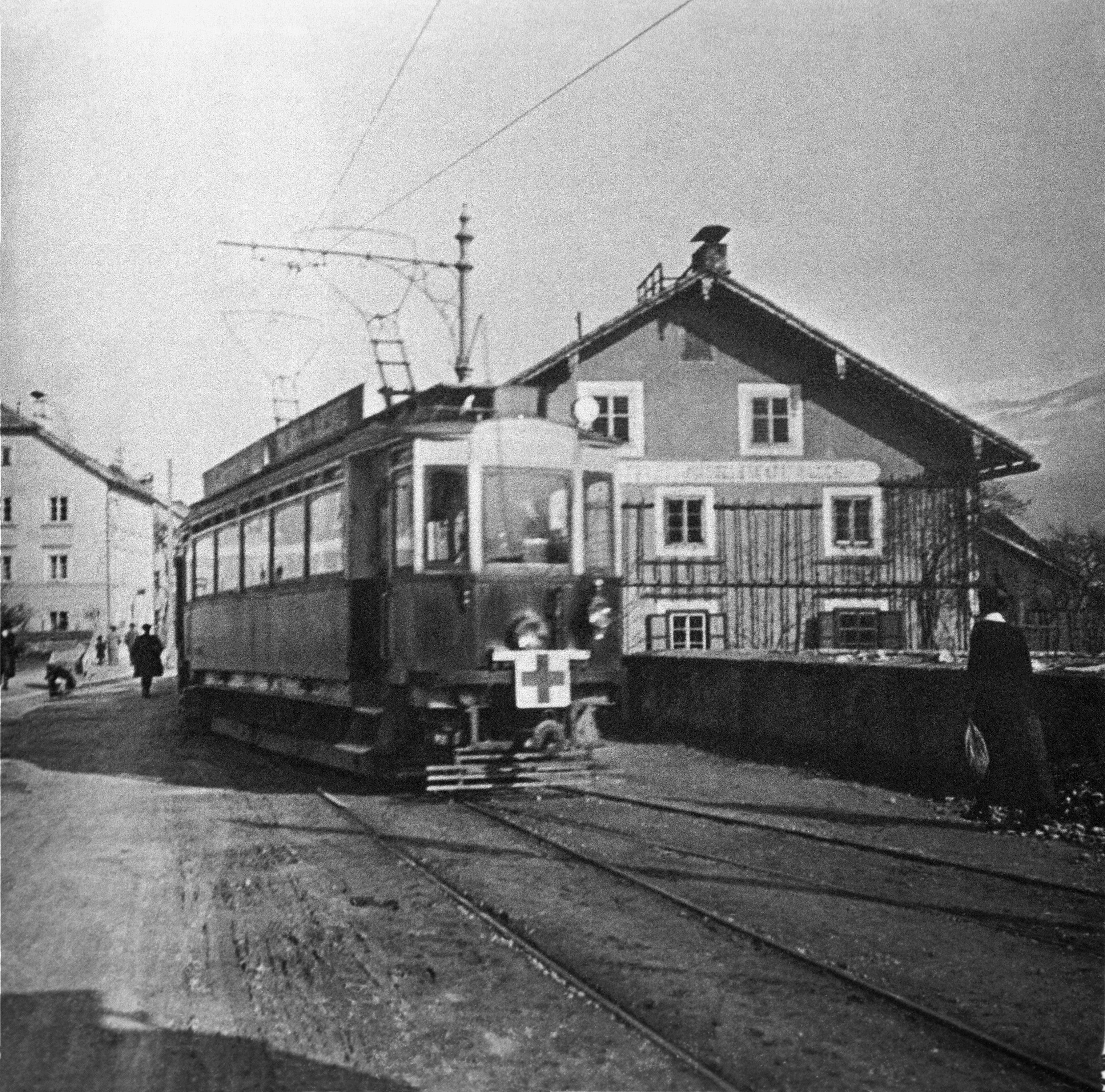 Verwundetentransport im Ersten Weltkrieg auf der Lokalbahn Innsbruck-Hall in Tirol. hier an der Ausweiche Mühlau, 1915/16.