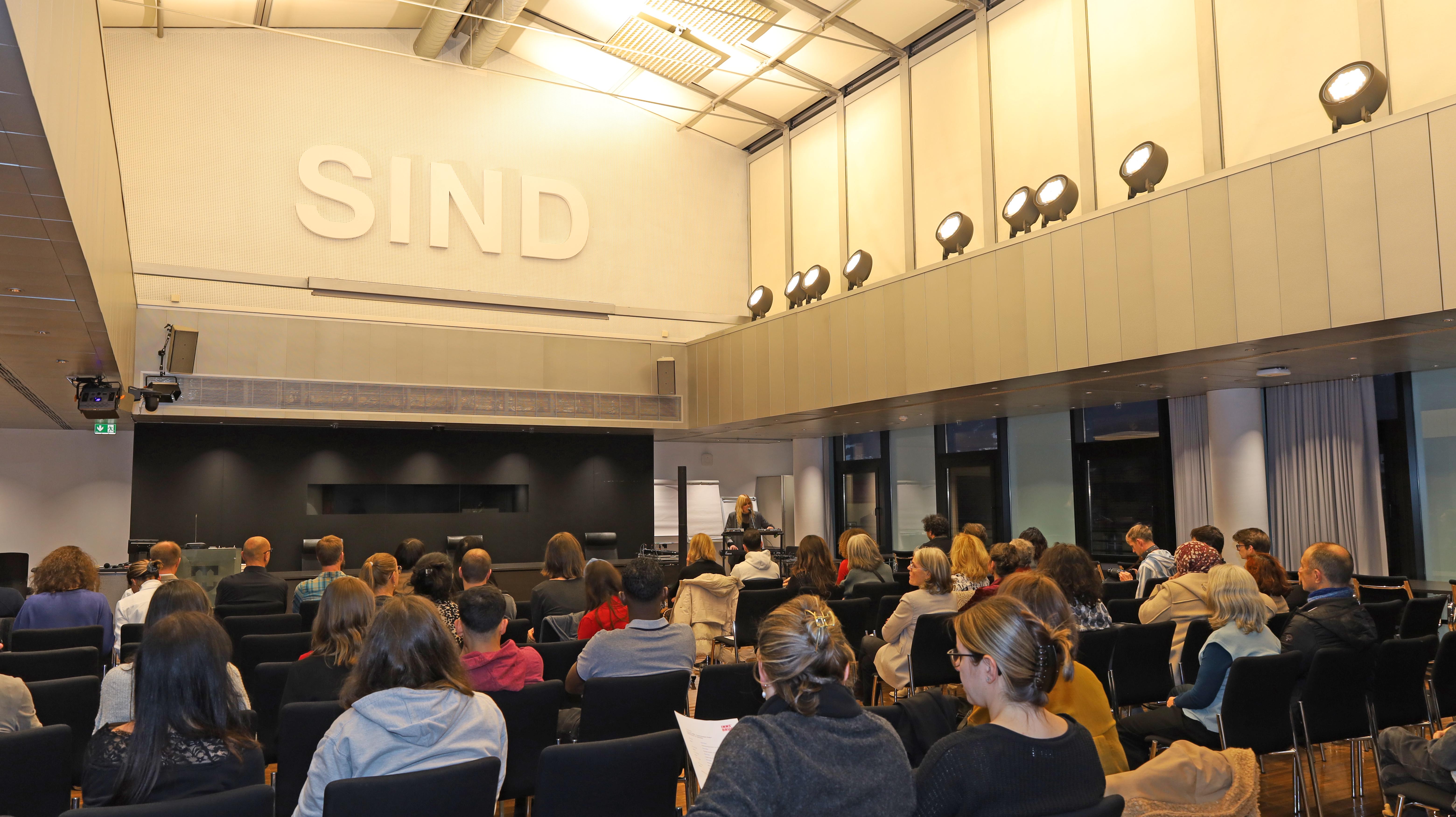 Großer Andrang bei der Preisverleihung im Plenarsaal und große Freude über den Preis der Vielfalt 2024.