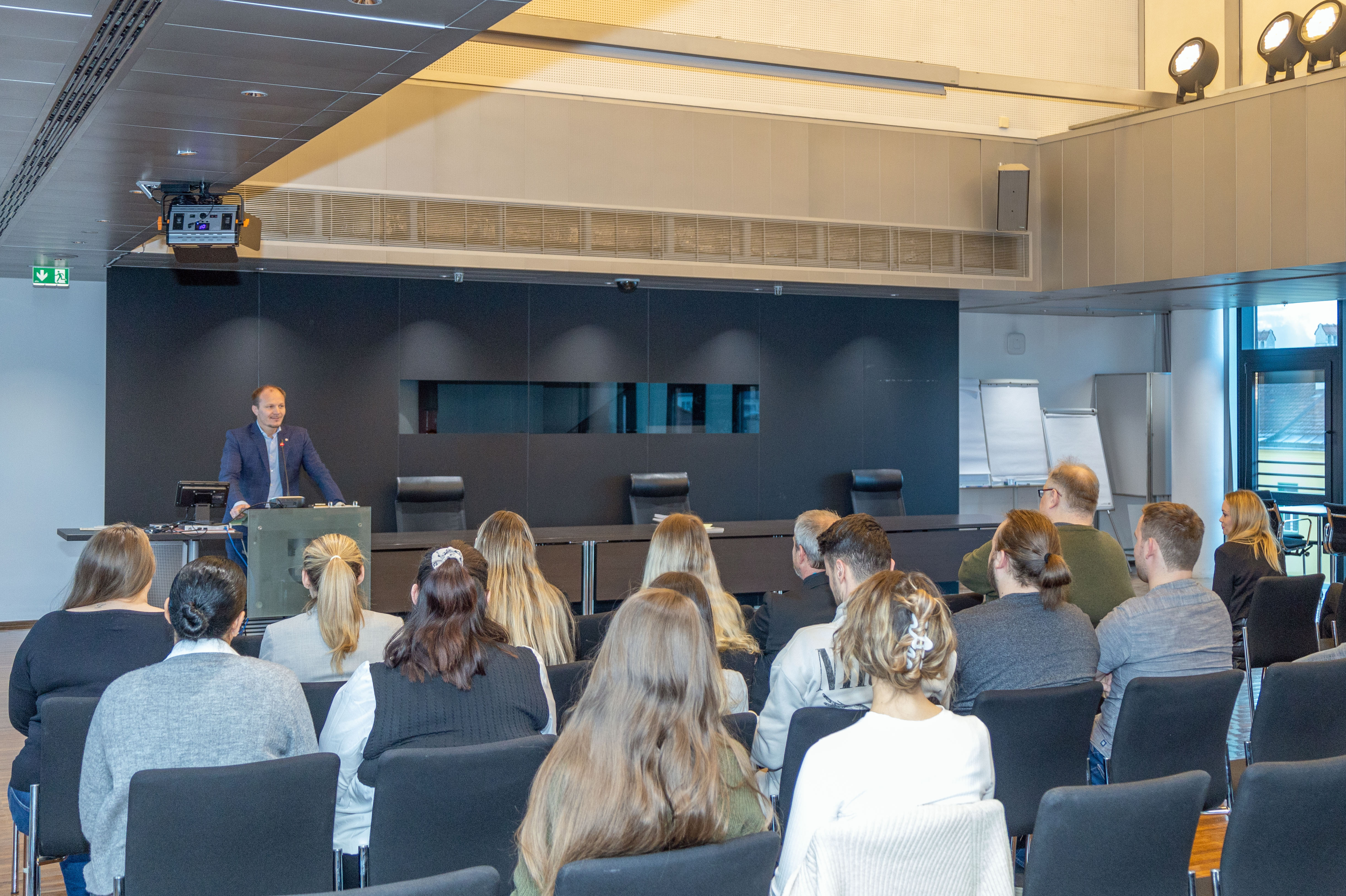 Die Dienstkurse B und C wurden im Herbst 2024 von insgesamt 34 Mitarbeitenden des Innsbrucker Stadtmagistrats erfolgreich abgeschlossen. Bürgermeister Johannes Anzengruber, Magistratsdirektorin Gabriele Herlitschka, Amtsvorständin Milka Peraic-Rasic (Personalwesen) und ZPV-Obfrau Sabine Steffan überreichten die Urkunden zum erfolgreichen Abschluss an die städtischen Bediensteten im Plenarsaal.