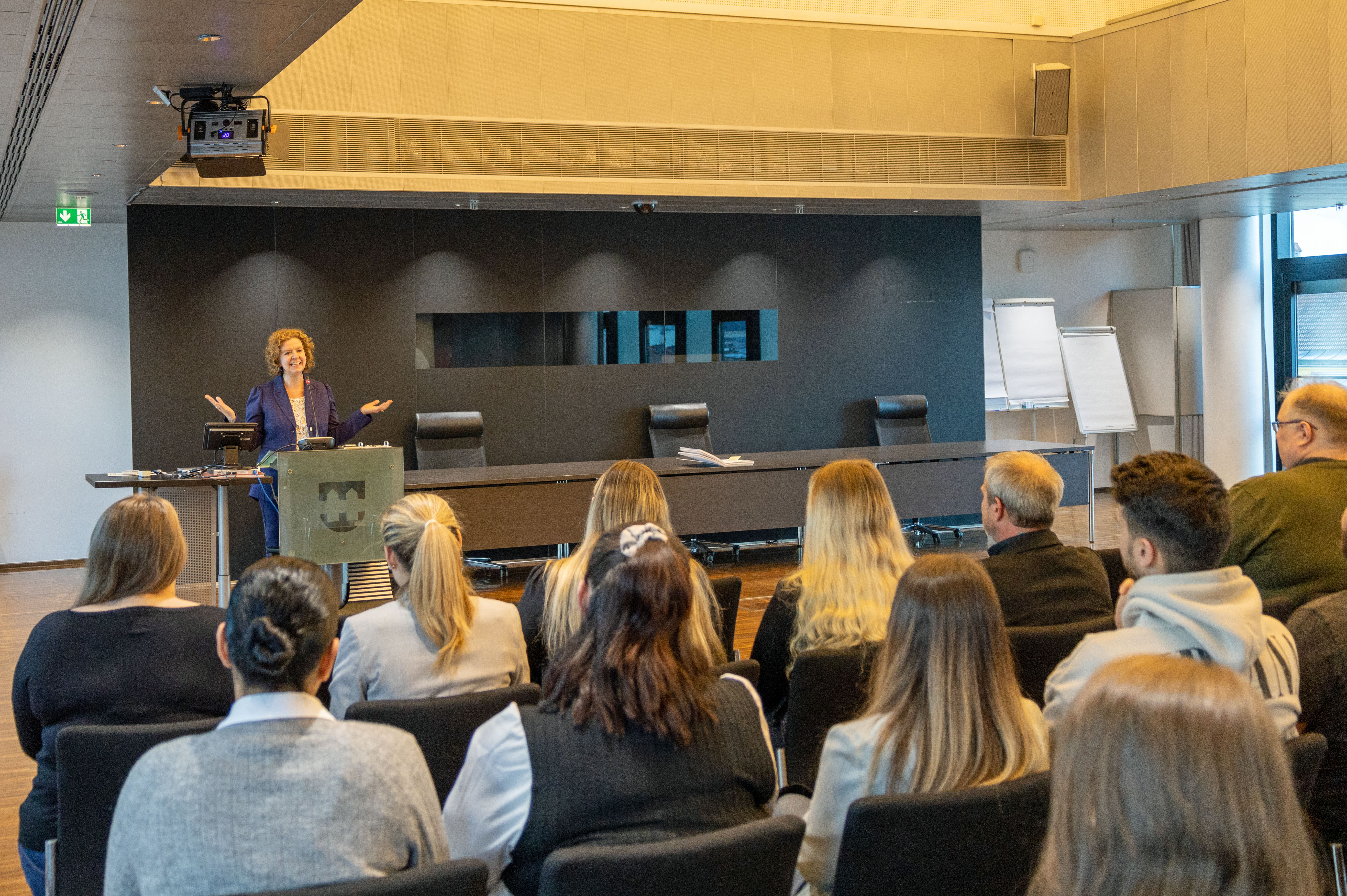 Die Dienstkurse B und C wurden im Herbst 2024 von insgesamt 34 Mitarbeitenden des Innsbrucker Stadtmagistrats erfolgreich abgeschlossen. Bürgermeister Johannes Anzengruber, Magistratsdirektorin Gabriele Herlitschka, Amtsvorständin Milka Peraic-Rasic (Personalwesen) und ZPV-Obfrau Sabine Steffan überreichten die Urkunden zum erfolgreichen Abschluss an die städtischen Bediensteten im Plenarsaal.