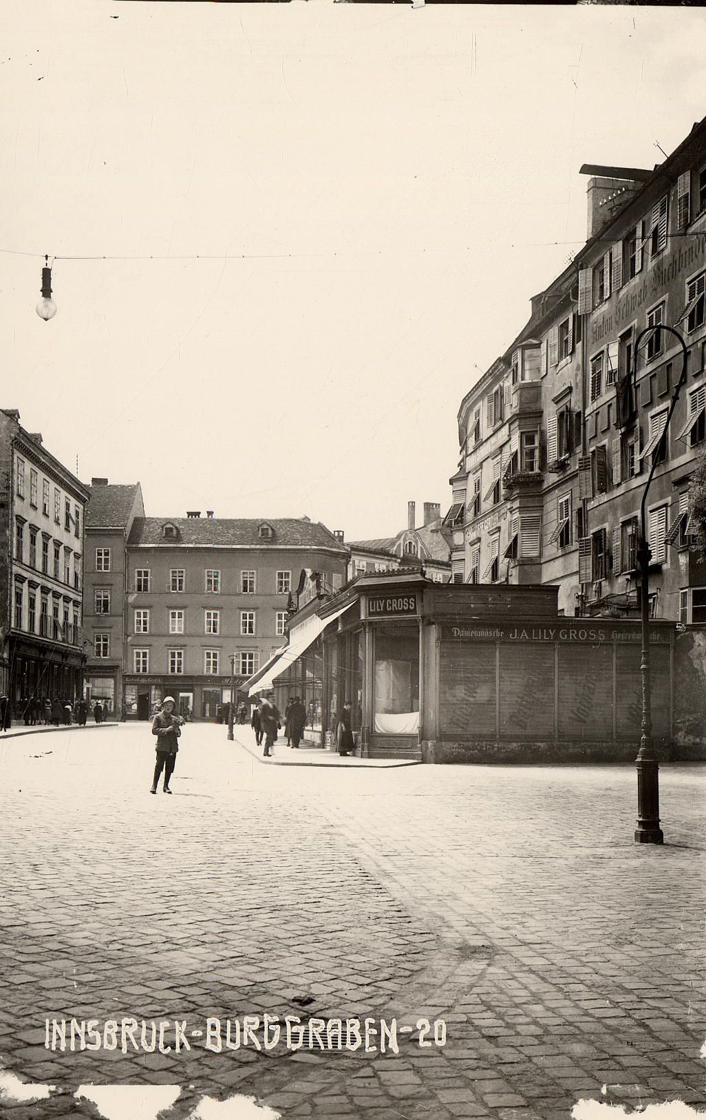 Burggraben gegen Süd-Westen mit Franziskanerplatz um 1925.