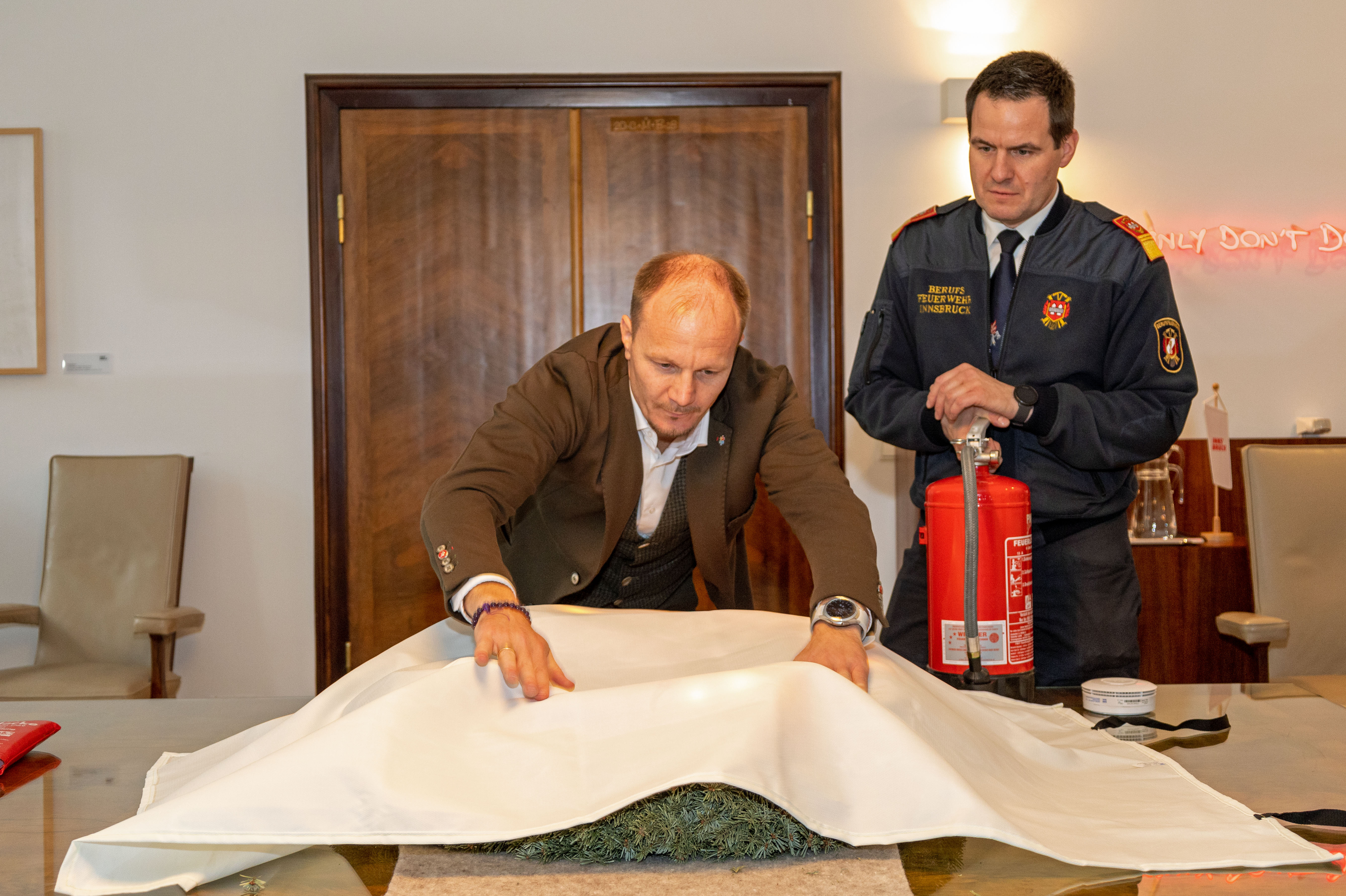 Mit einer Löschdecke können kleinere Brände rasch gelöscht werden.