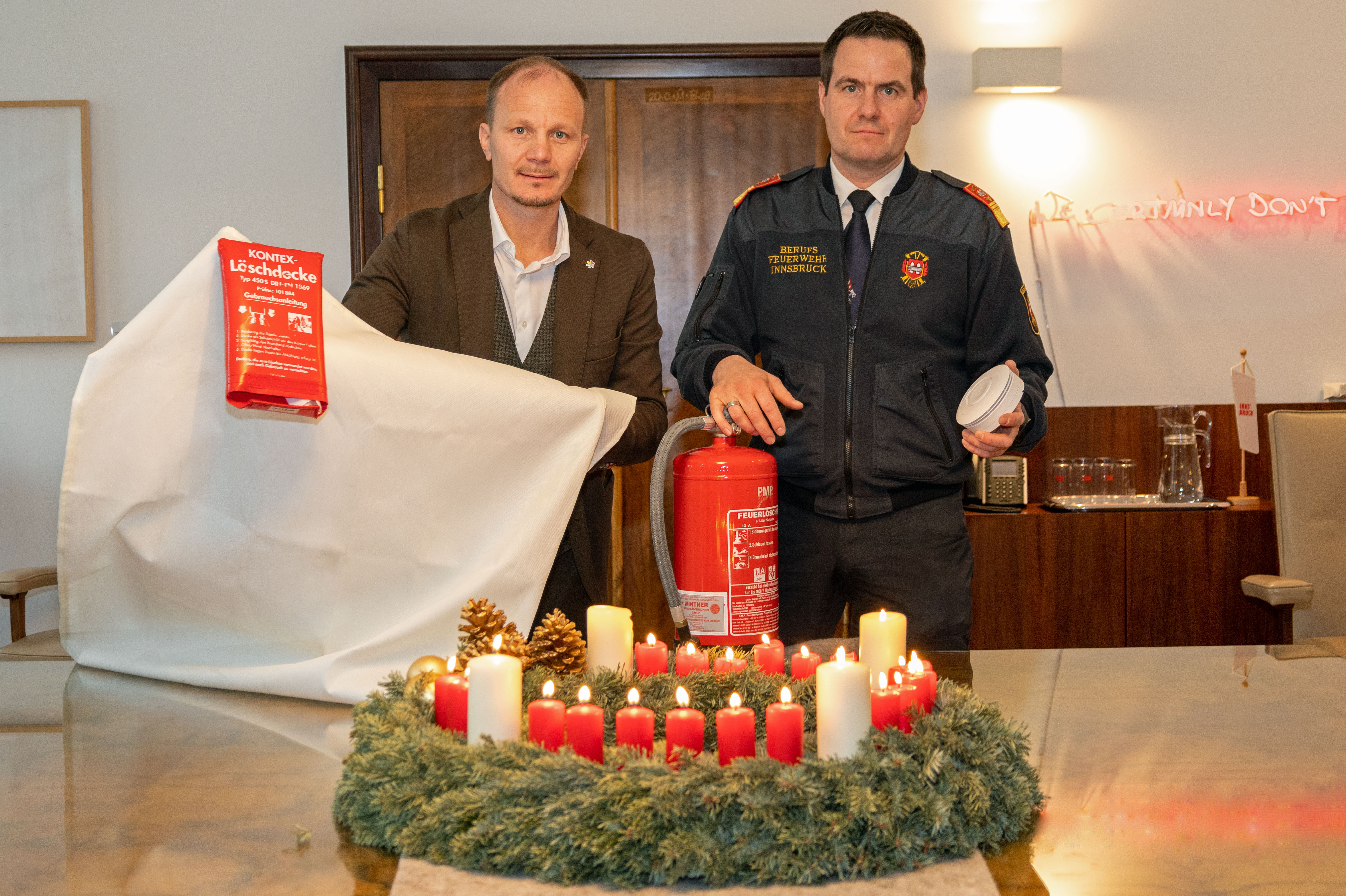 Bürgermeister Johannes Anzengruber (l.) und Branddirektor Helmut Hager (r.) rufen die Bevölkerung zu besonderer Achtsamkeit in der Weihnachtszeit auf und empfehlen Löschdecken, Feuerlöscher und die Installation von Rauchmeldern zur erhöhten Sicherheit.