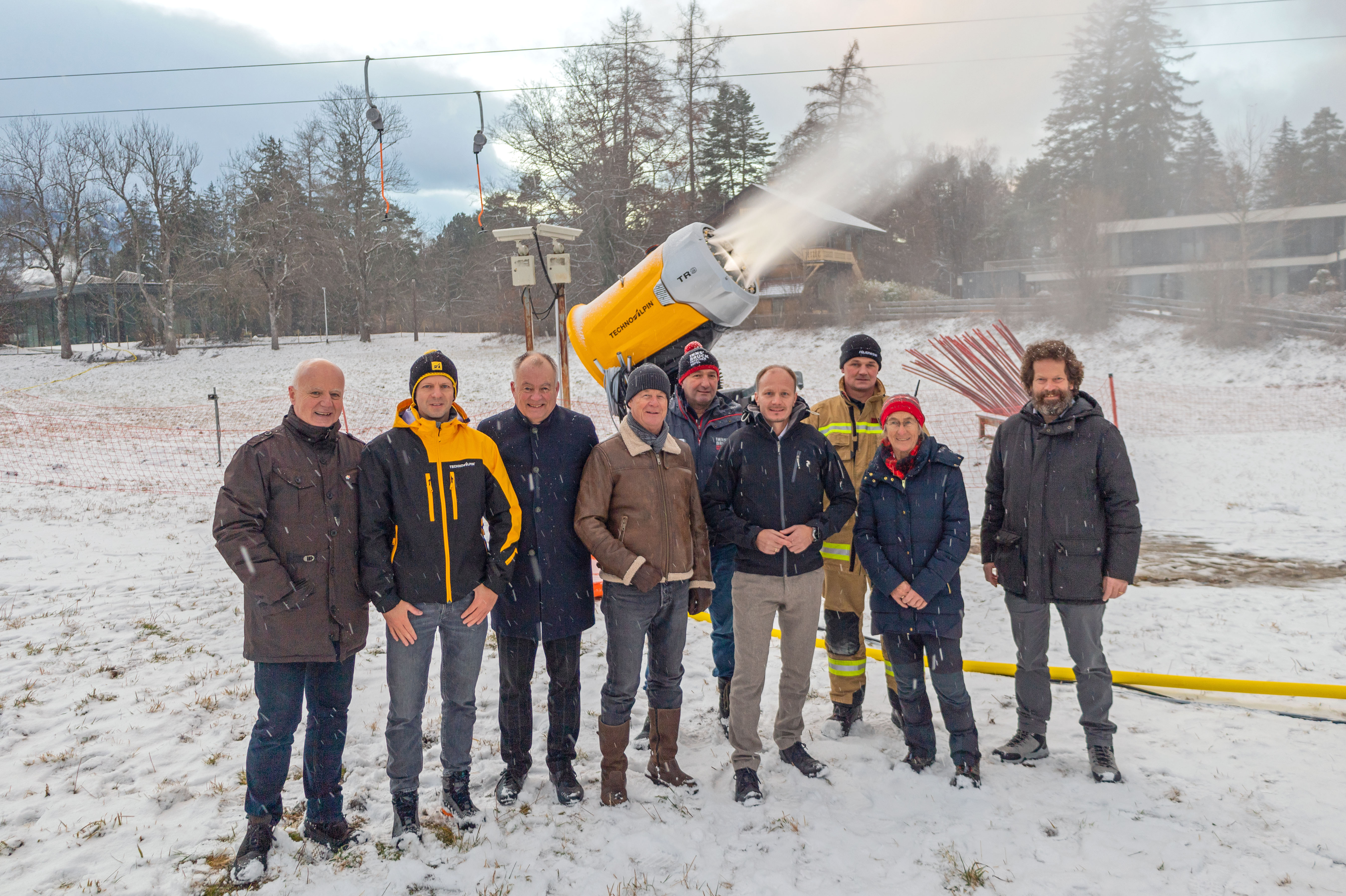 Bürgermeister Johannes Anzengruber (4.v.r.) freut sich mit (v.l.n.r.) Christoph Wegscheider (Schützenkompanie Igls-Vill), Matthias Illmer (TechnoAlpin), Aufsichtsratsvorsitzenden Wolfgang Henle (Patscherkofelbahn Infrastruktur GmbH), Obmann Karl Zimmermann (Sportverein Igls), Geschäftsführer Adrian Egger (Patscherkofelbahn Betriebs GmbH), Josef Fankhauser (FF Igls), Maria Zimak und Herwig Drexel (Verband Igls-Vill) über die neue Beschneiungsanlage in Igls.