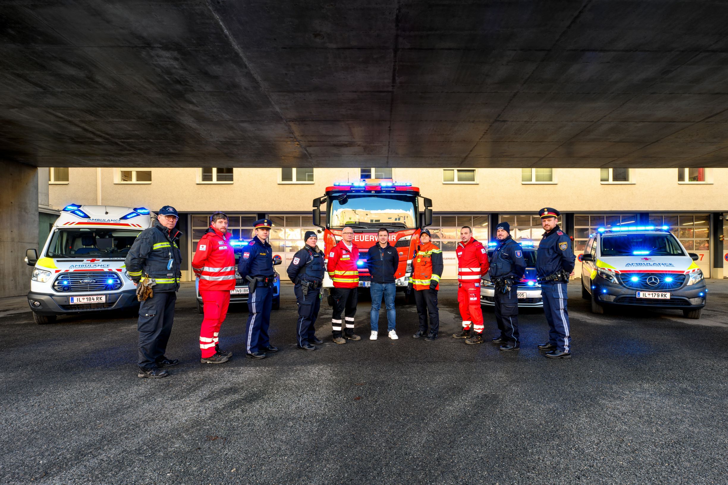 Zahlreiche Einsatzkräfte sorgen über das ganze Jahr täglich für Sicherheit im Innsbrucker Stadtgebiet. Die gemeinsame Zusammenarbeit zwischen der städtischen Berufsfeuerwehr und Mobilen Überwachungsgruppe (MÜG), dem Roten Kreuz, der Polizei und den weiteren Einsatzorganisationen ist dabei essentiell.