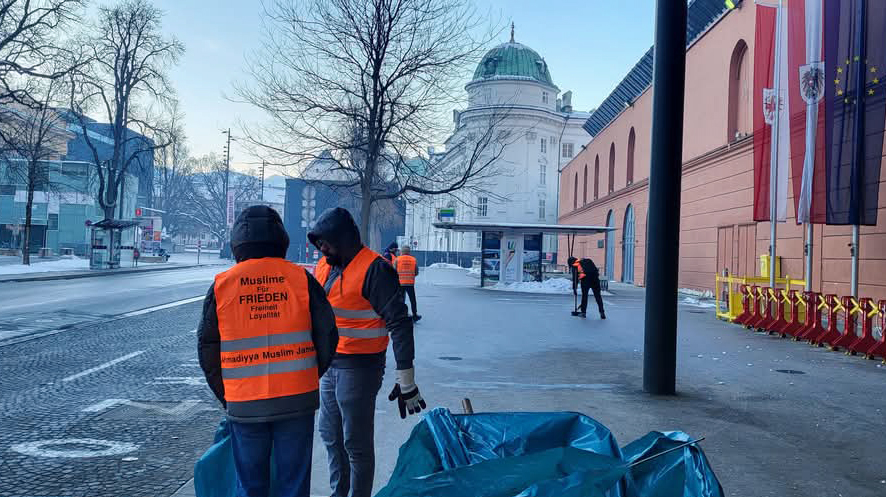 In Kooperation mit dem Innsbrucker Straßenbetrieb führten Mitglieder der Ahmadiyya Muslim Jamaat Innsbruck heuer wieder einen ehrenamtlichen Neujahrsputz durch. Die freiwillige und unentgeltliche Aktion der Jugendorganisation der islamischen Reformgemeinde Ahmadiyya Muslim Jamaat findet jedes Jahr in ganz Österreich statt. Junge Muslime, Freunde und Bekannte der Gemeinde versammeln sich am frühen Morgen des Neujahrstags in Salzburg, Wien, Linz, Innsbruck, Klagenfurt, Dornbirn und Graz, kehren die Straßen und sammeln den dort zurückgelassenen Müll. Die Putzaktion ist für die Gemeinde ein Zeichen der Integration sowie ein Ausdruck der Dankbarkeit, dass Muslime hierzulande in Frieden leben dürfen und vom Gastland freundlich aufgenommen wurden.