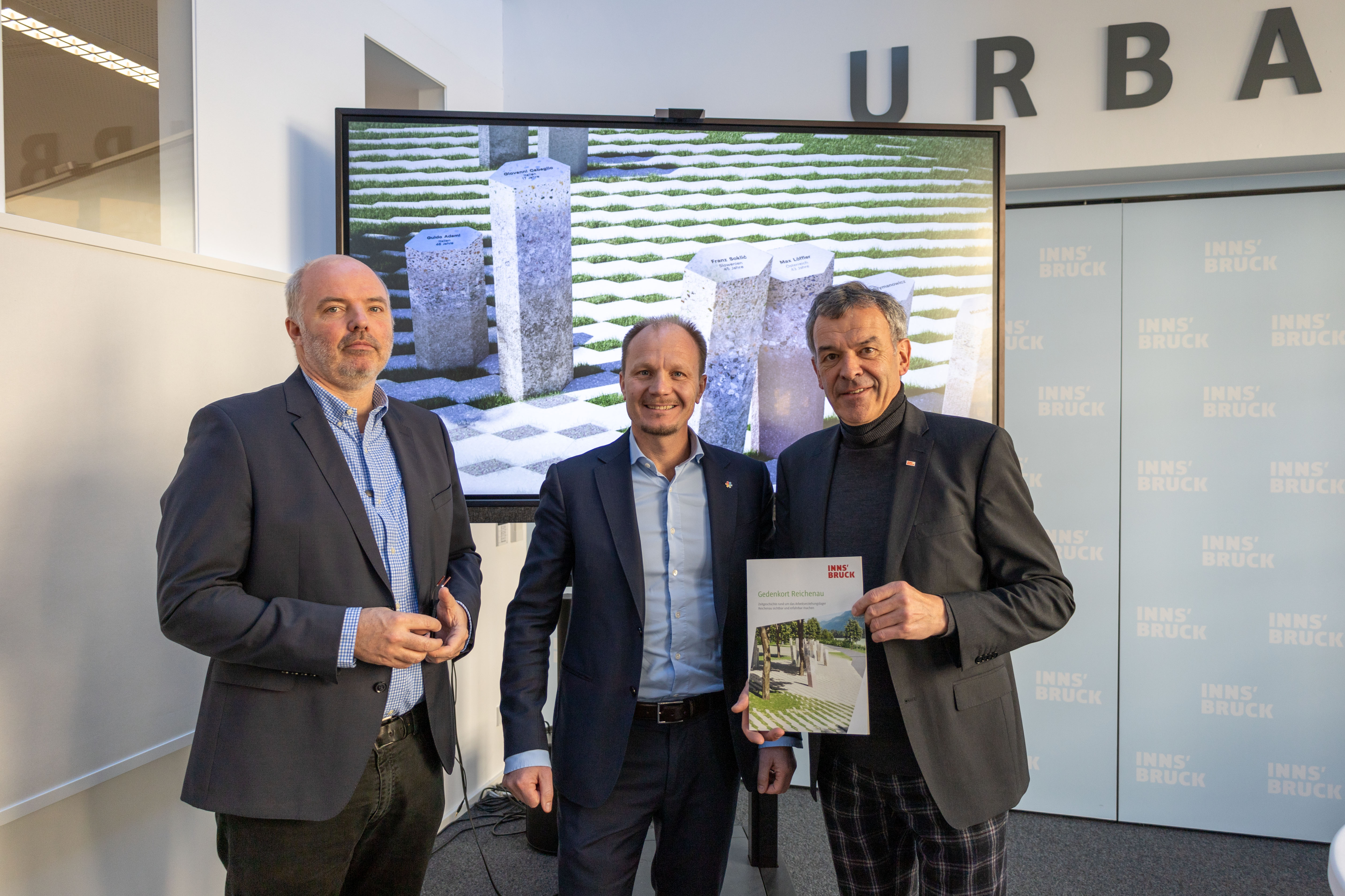Bürgermeister Johannes Anzengruber (m.), Vizebürgermeister Georg Willi (r.) und Stadtarchivar Lukas Morscher (l.) stellten die weiteren Schritte auf dem Weg zum neuen Gedenkort Reichenau vor.