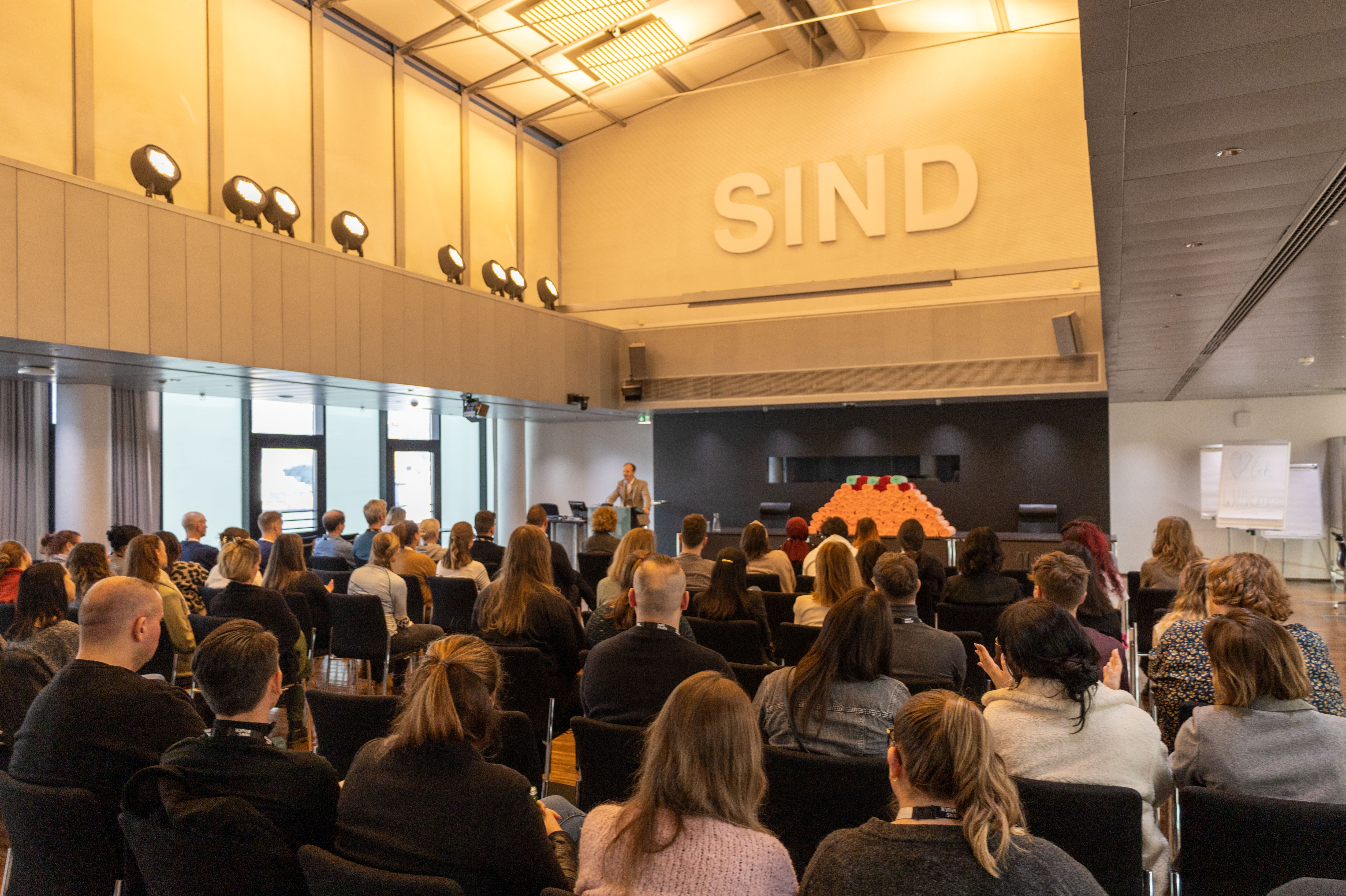 Willkommen bei der Stadt: Auch im Jänner 2025 konnte der Innsbrucker Stadtmagistrat wieder zahlreiche neue Mitarbeitende begrüßen, die am Willkommenstag umfassend zu ihrer künftigen Arbeitsstätte informiert wurden. Bürgermeister Johannes Anzengruber und Magistratsdirektorin Gabriele Herlitschka hießen die neuen Magistratsbediensteten mit Grußworten und einem kleinen Präsent im Namen der Stadt Innsbruck willkommen.