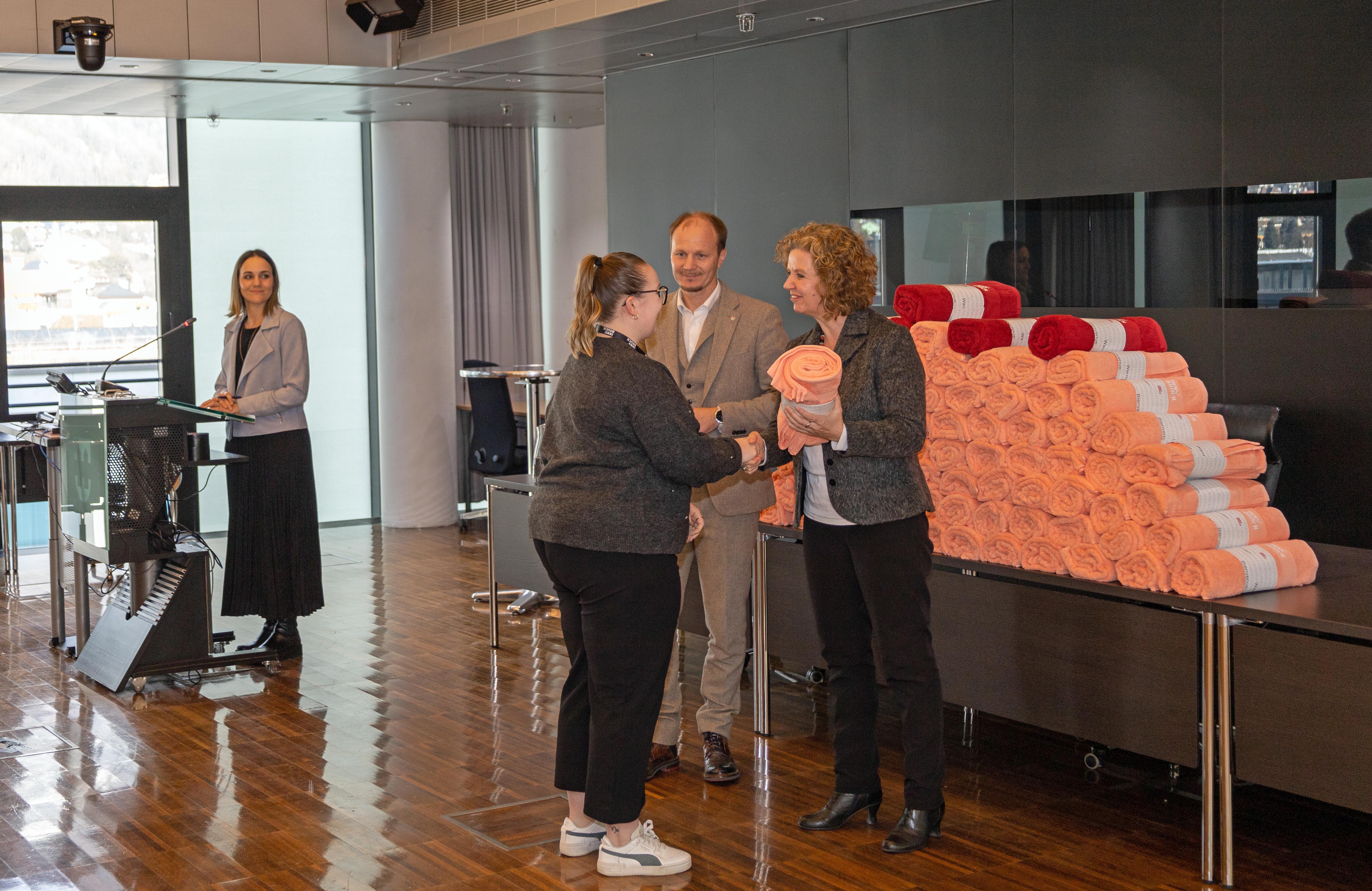 Willkommen bei der Stadt: Auch im Jänner 2025 konnte der Innsbrucker Stadtmagistrat wieder zahlreiche neue Mitarbeitende begrüßen, die am Willkommenstag umfassend zu ihrer künftigen Arbeitsstätte informiert wurden. Bürgermeister Johannes Anzengruber und Magistratsdirektorin Gabriele Herlitschka hießen die neuen Magistratsbediensteten mit Grußworten und einem kleinen Präsent im Namen der Stadt Innsbruck willkommen.